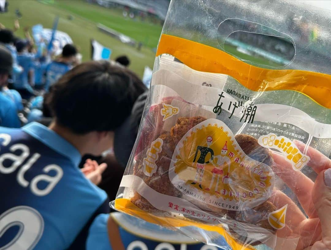 細田阿也さんのインスタグラム写真 - (細田阿也Instagram)「⚽️三昧なGW  ⚽️仕事も満載な今週！ ⚽️リサーチできる幸せ🥹  家族の中で一番😂ジュビロ一筋でありながら  高校生になり 試合や練習スケジュール的にJリーグ観戦難しいかなと思っていた兄が  試合終わりタイミングよく合流でき🥹思い立って味スタへ！！  ゴール裏観戦、 両チームサポーターの皆さまのパワーを感じられるこの上ない幸せよっ。  自分のために生きろ。 自分の幸せとは？ 自分の人生とは？と 聞かれることもあり  元来10歳からverdyのサポーターとして⚽️に夢抱き、夢叶えさせてもらった サポーター育ちの原点に高揚感に立ち返り  ⚽️への本質を見つめ直す時間となり改めてスタジアムは、心が浄化される場所だなと実感。  息子たちの夢を叶えるべく 息子たちを漢にすべく 私も永遠に⚽️を追い求めていきたいなと  今週サッカーのある生活を 心から満喫していきたいと 思います🥹  磐田からお友達🍓や アンバサダーな @mac0tter 田中真琴ちゃん @shono.contact shonoちゃんにも 会えて嬉しかったです🥹🩵  声出し応援最幸だね🫶🏻  GW⚽️三昧！ 私も微力ながら ⚽️魅力を伝えるお手伝いができますように🥹 顔晴っていきませう🥹」5月3日 20時23分 - hosodaaya