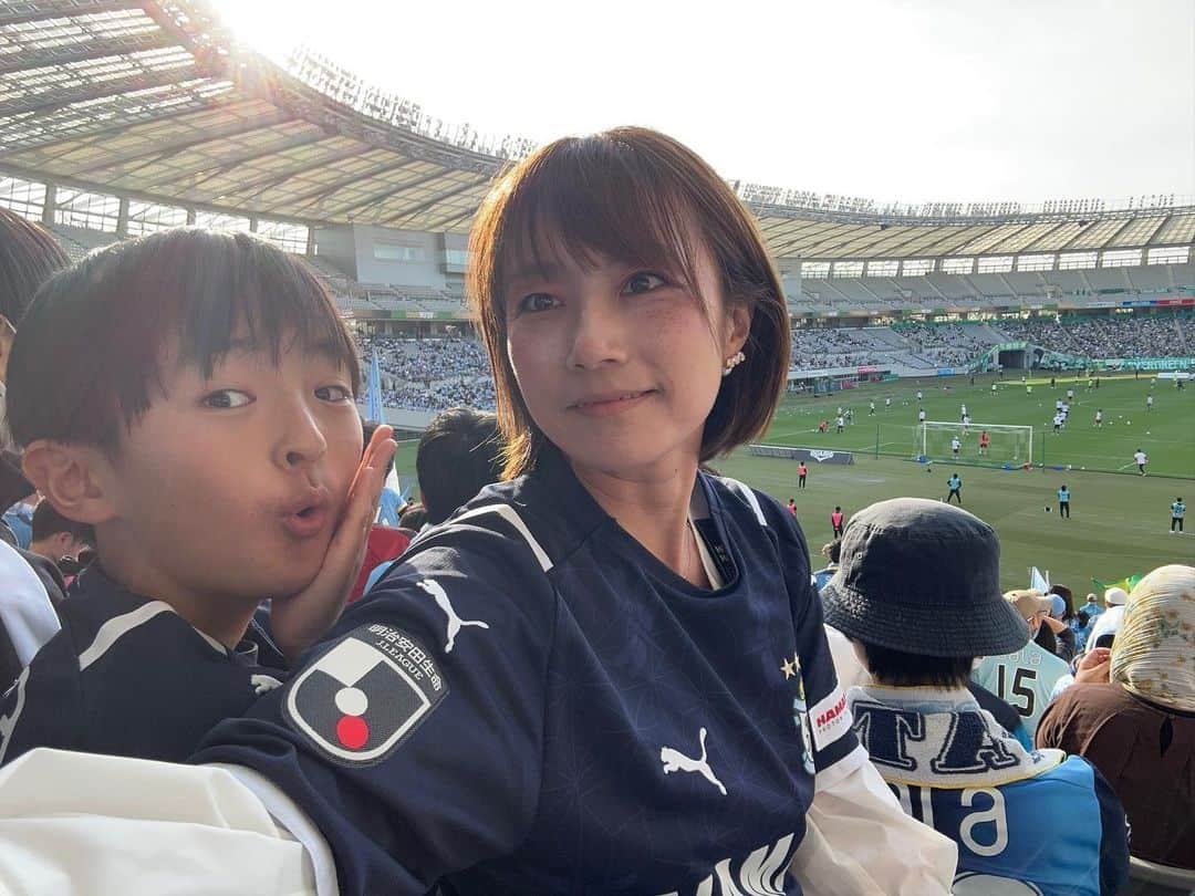 細田阿也さんのインスタグラム写真 - (細田阿也Instagram)「⚽️三昧なGW  ⚽️仕事も満載な今週！ ⚽️リサーチできる幸せ🥹  家族の中で一番😂ジュビロ一筋でありながら  高校生になり 試合や練習スケジュール的にJリーグ観戦難しいかなと思っていた兄が  試合終わりタイミングよく合流でき🥹思い立って味スタへ！！  ゴール裏観戦、 両チームサポーターの皆さまのパワーを感じられるこの上ない幸せよっ。  自分のために生きろ。 自分の幸せとは？ 自分の人生とは？と 聞かれることもあり  元来10歳からverdyのサポーターとして⚽️に夢抱き、夢叶えさせてもらった サポーター育ちの原点に高揚感に立ち返り  ⚽️への本質を見つめ直す時間となり改めてスタジアムは、心が浄化される場所だなと実感。  息子たちの夢を叶えるべく 息子たちを漢にすべく 私も永遠に⚽️を追い求めていきたいなと  今週サッカーのある生活を 心から満喫していきたいと 思います🥹  磐田からお友達🍓や アンバサダーな @mac0tter 田中真琴ちゃん @shono.contact shonoちゃんにも 会えて嬉しかったです🥹🩵  声出し応援最幸だね🫶🏻  GW⚽️三昧！ 私も微力ながら ⚽️魅力を伝えるお手伝いができますように🥹 顔晴っていきませう🥹」5月3日 20時23分 - hosodaaya