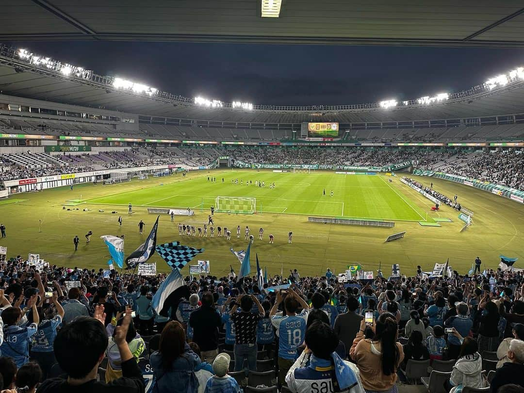 細田阿也さんのインスタグラム写真 - (細田阿也Instagram)「⚽️三昧なGW  ⚽️仕事も満載な今週！ ⚽️リサーチできる幸せ🥹  家族の中で一番😂ジュビロ一筋でありながら  高校生になり 試合や練習スケジュール的にJリーグ観戦難しいかなと思っていた兄が  試合終わりタイミングよく合流でき🥹思い立って味スタへ！！  ゴール裏観戦、 両チームサポーターの皆さまのパワーを感じられるこの上ない幸せよっ。  自分のために生きろ。 自分の幸せとは？ 自分の人生とは？と 聞かれることもあり  元来10歳からverdyのサポーターとして⚽️に夢抱き、夢叶えさせてもらった サポーター育ちの原点に高揚感に立ち返り  ⚽️への本質を見つめ直す時間となり改めてスタジアムは、心が浄化される場所だなと実感。  息子たちの夢を叶えるべく 息子たちを漢にすべく 私も永遠に⚽️を追い求めていきたいなと  今週サッカーのある生活を 心から満喫していきたいと 思います🥹  磐田からお友達🍓や アンバサダーな @mac0tter 田中真琴ちゃん @shono.contact shonoちゃんにも 会えて嬉しかったです🥹🩵  声出し応援最幸だね🫶🏻  GW⚽️三昧！ 私も微力ながら ⚽️魅力を伝えるお手伝いができますように🥹 顔晴っていきませう🥹」5月3日 20時23分 - hosodaaya