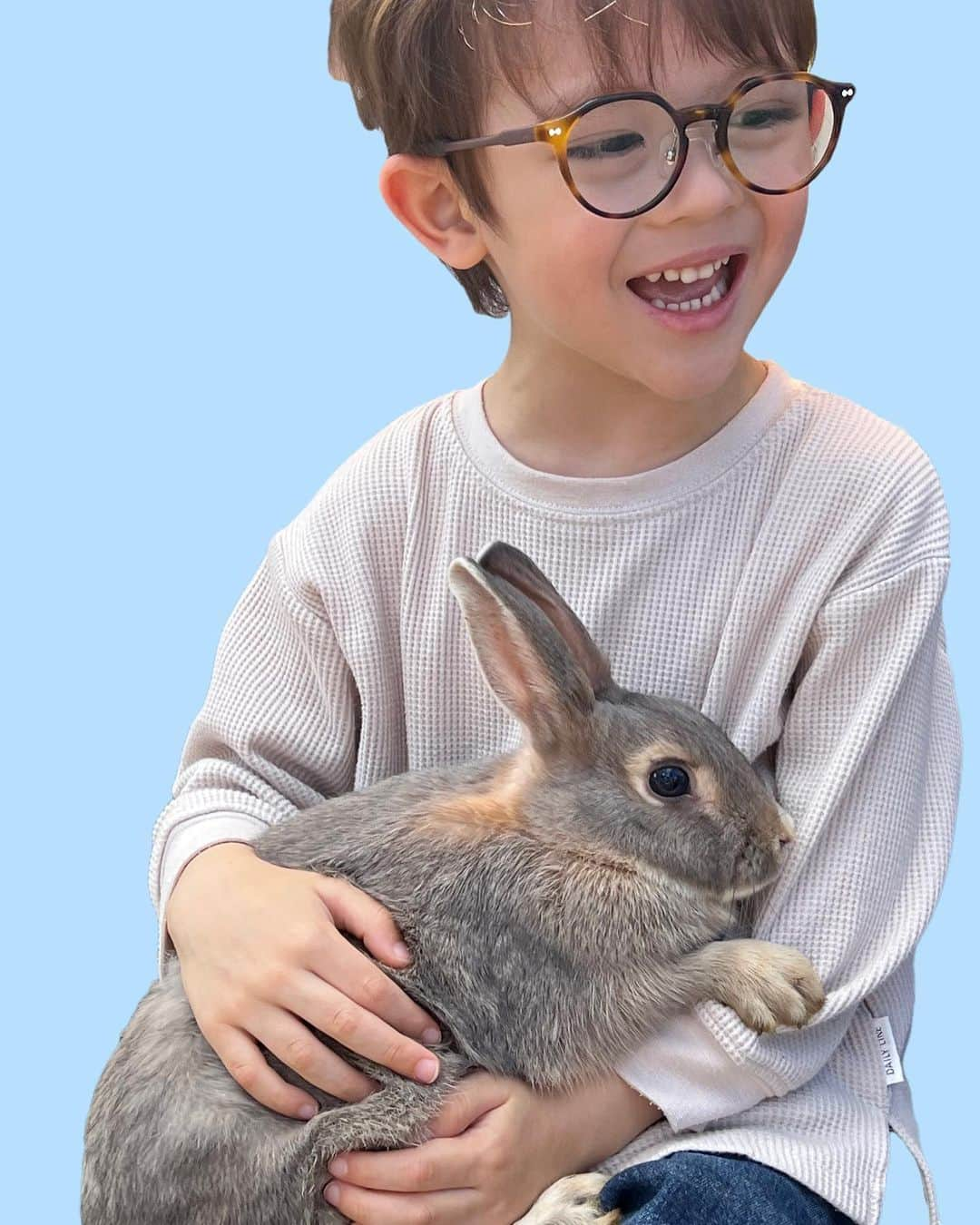 ウィリアムさんのインスタグラム写真 - (ウィリアムInstagram)「🐰  うさぎちゃんとウィリー  モコモコ可愛かったって言ってました〜 モルモットちゃんも抱っこしたかったけど、ウィリーのお膝にはうさちゃんしか入らなかった😅💦  羊山公園にまた行きたいな🌷  最後の写真はウィリーが幼稚園で頑張って塗り絵をしました〜茶色選んで可愛い♥️  #ウィリアム #男の子ベビー #ハーフキッズ #キッズモデル #モニターモデル #男の子 #男の子ママ #姉弟 #男の子コーデ #babyboy #遠視キッズ #弱視 #弱視遠視 #ウィリー #instababy #ベビフル #子ども服 #プチプラコーデ #ママノワ #ママカメラ #親バカ部  #3歳キッズ  #こどものいる暮らし #羊山公園」5月3日 20時24分 - william.2019j