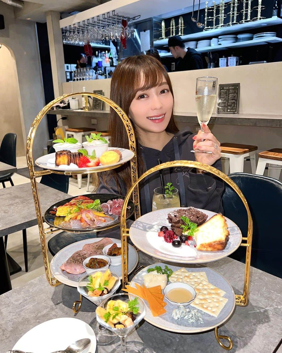 みき みーやんさんのインスタグラム写真 - (みき みーやんInstagram)「おしゃれな隠れ家カフェで 夜のアフタヌーンティー🫖❤ @unknown.umeda  . まず夜のアフタヌーンティーっていう 響きがワクワクするよね😍w . . お酒片手にチーズ食べたり生ハム食べたりしながら 甘いものもちょこっと食べたい方におすすめなアフタヌーンティーで 見た目もかなり映えだから 写真撮りたい方にも良き🧀🍷 . . お店の雰囲気はシンプルだけど 照明も暗くて落ち着いていて 夜の雰囲気味わいたい方におすすめだよっ🤤💕 . 🗾大阪府大阪市北区兎我野町10-8平田第二レジャービル110号 🚶‍♀️梅田各駅より徒歩10分ちょい . #UnknownUmeda #pr #大阪グルメ#大阪ディナー#大阪ランチ#大阪イタリアン#大阪カフェ#カフェ巡り#グルメ女子 #大阪旅行#大阪観光#梅田#梅田グルメ#梅田ディナー#大阪梅田#梅田ランチ#梅田イタリアン#梅田カフェ#アフタヌーンティー#お出かけ情報#GW#ロングヘア#ナチュラルメイク#ゆるふわ#夜カフェ」5月3日 20時24分 - mi_yan0101