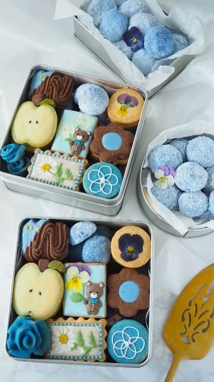 上岡麻美のインスタグラム：「青いクッキー缶を詰めまーす✨🔷🌼 青いチョコレートはホワイトチョコレートにリナブルーを混ぜていますよ✨😊😊キレイな色味になりました❤️❤️  #青い#クッキー缶#コッタ #お菓子作り#アイシングクッキー#アイスボックスクッキー#薔薇クッキー #blue#cookies#iceboxcookies#sweets#sweetstagram #art#icingcokkies #flower」