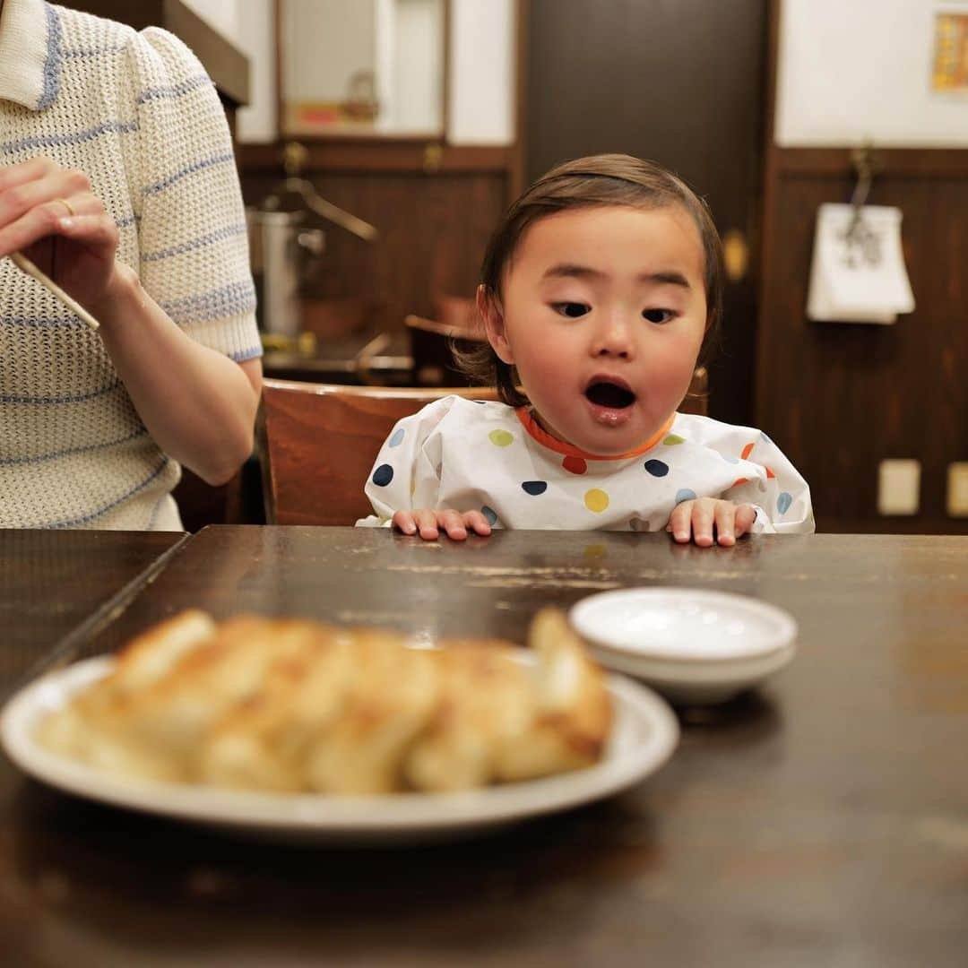 塩浦慎理のインスタグラム：「餃子に歓声をあげる娘🥟 #leicaq2」