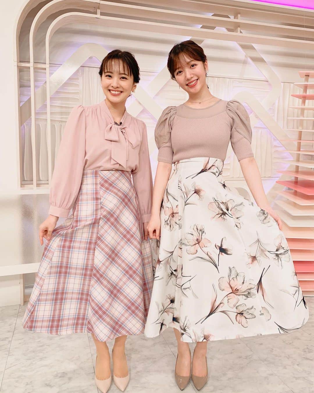 河出奈都美のインスタグラム：「. 【くるみちゃん定期】 雰囲気が似てました☺️☺️ 打ち合わせなしで 髪型が一緒だとうれしいです😆  ちなみにヘイゼルも入れたら ナッツとくるみとヘイゼルで 全体的に豆みたいな感じなので 陣内さんには「チーム豆」と 呼ばれています🫘  #なつみ #くるみ #もう少しいいコンビ名 #募集してます  #日本テレビ #newsevery #アナウンサー #河出奈都美 #刈川くるみ」