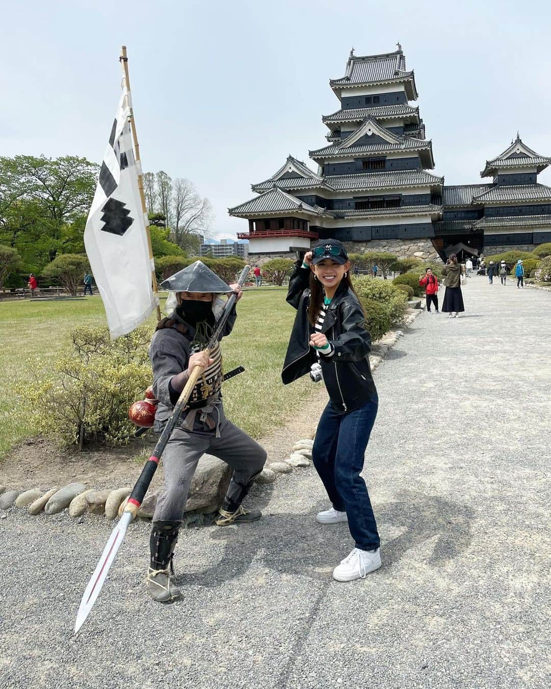 坪井ミサトさんのインスタグラム写真 - (坪井ミサトInstagram)「長野マラソンに 両親が応援に来てくれました📣  初めてのマラソン応援で慣れない中 "ミサトうちわ"まで作ってくれて 気合い入り過ぎ😂笑  「ランナーさんってカッコいいなぁー」 ってポロッと言ってて 嬉しくなりました☺️ 愛情たっぷりの応援ありがとう❤️‍🔥  マラソン後にせっかくなので善光寺へ！ 足ガクガクで🦵お祈りしてきました！笑  次の日は松本城🏯 これまたガクガクで、階段が本当にキツかった😱笑  ゆっくり長野観光もできて 幸せ時間でした🥰  #長野 #長野マラソン #応援ありがとう #myfamily #大好き #さすが関西人 #目立ちたがり #松本城 #善光寺」5月3日 20時30分 - misato1030