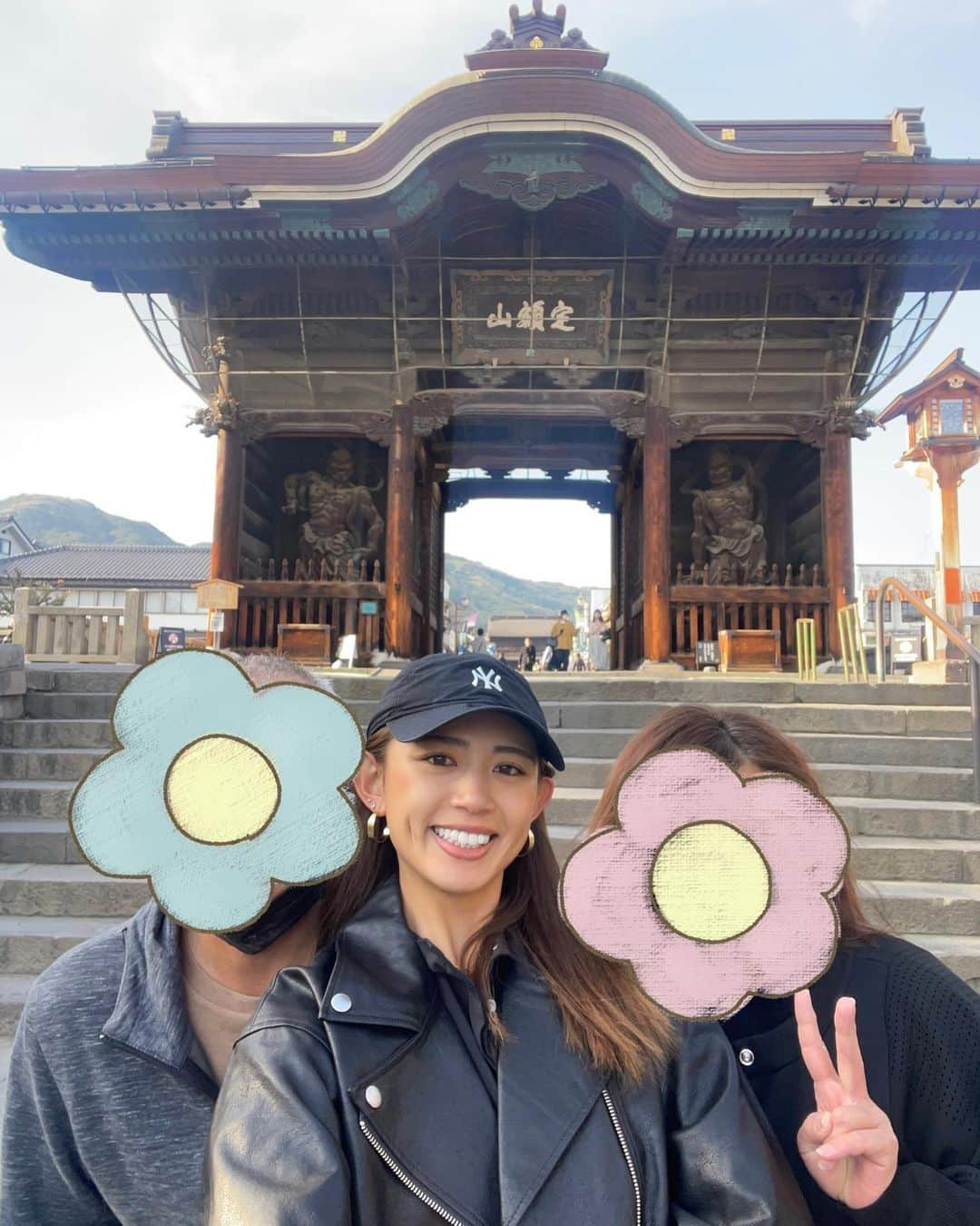 坪井ミサトさんのインスタグラム写真 - (坪井ミサトInstagram)「長野マラソンに 両親が応援に来てくれました📣  初めてのマラソン応援で慣れない中 "ミサトうちわ"まで作ってくれて 気合い入り過ぎ😂笑  「ランナーさんってカッコいいなぁー」 ってポロッと言ってて 嬉しくなりました☺️ 愛情たっぷりの応援ありがとう❤️‍🔥  マラソン後にせっかくなので善光寺へ！ 足ガクガクで🦵お祈りしてきました！笑  次の日は松本城🏯 これまたガクガクで、階段が本当にキツかった😱笑  ゆっくり長野観光もできて 幸せ時間でした🥰  #長野 #長野マラソン #応援ありがとう #myfamily #大好き #さすが関西人 #目立ちたがり #松本城 #善光寺」5月3日 20時30分 - misato1030