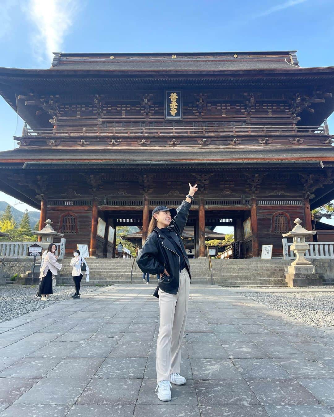 坪井ミサトさんのインスタグラム写真 - (坪井ミサトInstagram)「長野マラソンに 両親が応援に来てくれました📣  初めてのマラソン応援で慣れない中 "ミサトうちわ"まで作ってくれて 気合い入り過ぎ😂笑  「ランナーさんってカッコいいなぁー」 ってポロッと言ってて 嬉しくなりました☺️ 愛情たっぷりの応援ありがとう❤️‍🔥  マラソン後にせっかくなので善光寺へ！ 足ガクガクで🦵お祈りしてきました！笑  次の日は松本城🏯 これまたガクガクで、階段が本当にキツかった😱笑  ゆっくり長野観光もできて 幸せ時間でした🥰  #長野 #長野マラソン #応援ありがとう #myfamily #大好き #さすが関西人 #目立ちたがり #松本城 #善光寺」5月3日 20時30分 - misato1030