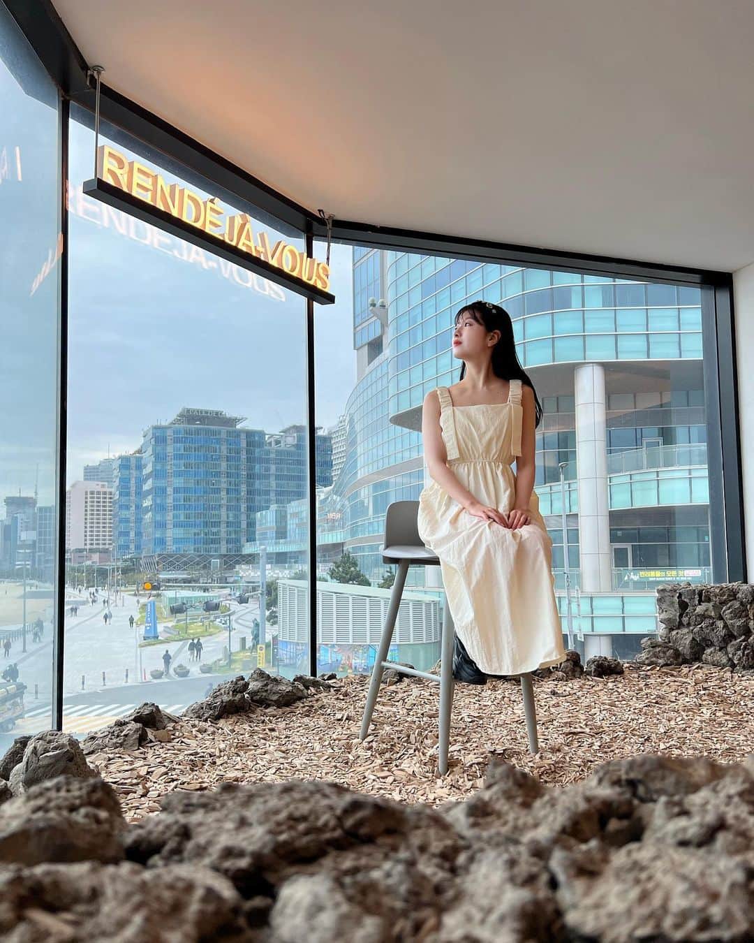 中西香菜のインスタグラム：「海雲台の海沿いにあるカフェが素敵すぎました☕️🍰  この椅子に座るの勇気がいったけどせっかくなので座って写真撮ってもらいました📷恥ずかしかった🤣🤣  海って癒しだなぁ🤤  小さい頃からキャンプ好きな家族でよく海の近くにテントをたてて泊まったりしたものです！海の音を聴くと落ち着きます🦀🦀🦀  泳ぐのも好きなので今回水着を持って行ってたんですがまだ寒くて入れなかったので、もう少し暖かくなったらリベンジしたいです！💪  #海雲台　#海雲台カフェ　#ヘウンデ　#釜山　#釜山カフェ　#海沿いカフェ　#韓国　#韓国旅行　#カフェ　#cafe #カフェ巡り」