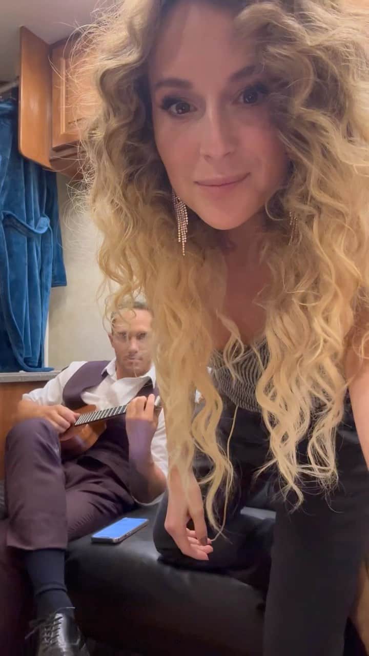 アレクサ・ヴェガのインスタグラム：「3AM trailer jams - overnight shoots call for music sessions during lunch 🎤 🎶 🌊 #waves」
