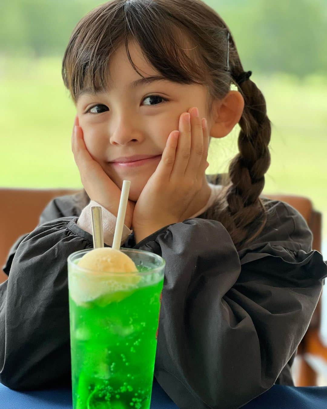 アレン明亜莉クレアのインスタグラム：「🍈🥤  クリームソーダが大好き  カフェに行くと飲みたくなりますよね〜  レモネードもすき🍋  みんなは何が好き？  #クリームソーダ #カフェ #メロンソーダフロート #アレン明亜莉クレア #めっちゃん」