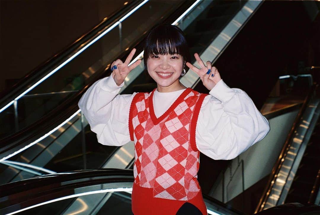 岸井ゆきののインスタグラム：「文春オンラインで主に 『ケイコ　目を澄ませて』 @movie_keiko2022  について話したインタビューが公開されています。 春になってもこの映画のことについてお話しできること、この映画について聞いてくださる方がいることを心から嬉しく思います。 12/16公開の映画が今も映画館でかかってる！ 唯一の望みが叶っていて、しあわせです。観てくださった皆様のおかげです。ありがとうございます。 まだ！ぜひスクリーンで観てください🥊🥊🥊  個人的なことも話していて、わたしは19歳のときからなんかあったら、書く、あとでたぶんちゃんと言葉になるから、消せないボールペンで文字を書くんですけど その話でペンは何を使っているんですか？って聞かれたことはなくて、PILOTのハイテックcコレトです✒️と言ったら載りました。 今まで聞かれないから言わなかったけどこれはね、本当におすすめです。 も〜〜何年使ってるか分かりません、ブラックの替え芯10本入りをまとめ買いです。気分の乗せ方がうまいって感じ。ペンなのに！！」