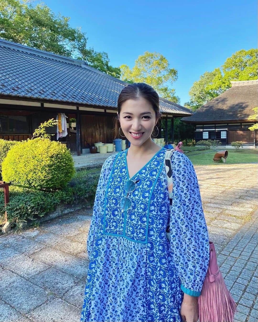 のインスタグラム：「🦋🪷🌳🪵  holiday mood. ヌキテパのワンピースで 心も身体もリラックス💙 @pasand_by_nequittezpas   ____________________________________________  #love #life #loveislove #fashion  #holiday #onepiece」