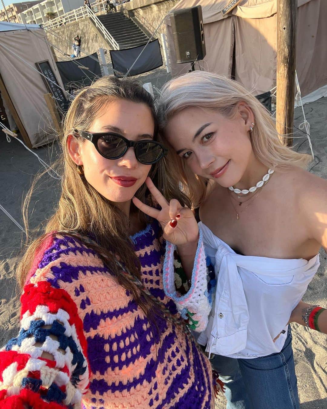 Satomi Biancaのインスタグラム：「🎪🎠🎟️🌞 　 今年も逗子映画祭へ🎞  　　 出店してたから忙しくてあまり周れなかったけど、雰囲気味わえるだけで楽しかった🫶🏼💕 　　　 　　 そういえば髪の毛リタッチとカットしてもらった✌🏻✨　 　 @ryoooooooooooooooo  いつもありがとー❤️‍🔥❤️‍🔥 　　 綺麗に伸ばすぞー💘 　　 　　 　　 #逗子映画祭 #cinemacaravan  #髪色 #リタッチ #ヘアカラー  #双子 #湘南 #逗子映画祭2023」