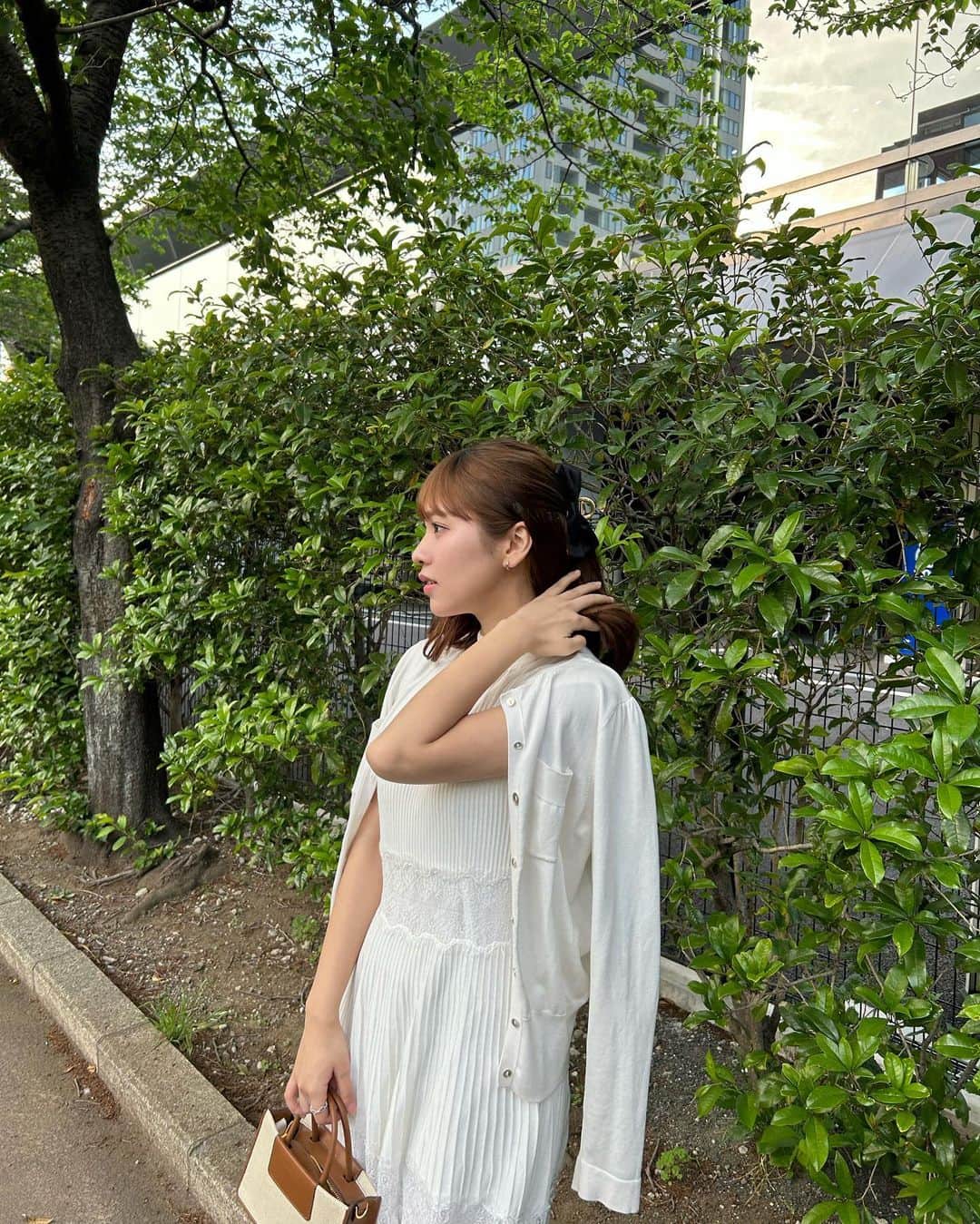 RIiNAのインスタグラム：「珍しくきれいめコーデ🤍  バッグは @charleskeith_jp × @itzy.all.in.us コラボの👜  パンプスも @charleskeith_jp ♡  #ITZMINE #ITZYxCharlesKeith⁠ #CharlesKeithSS23 #ImwithCharlesKeith #チャールズアンドキース #charlesandkeith  #오오티디」
