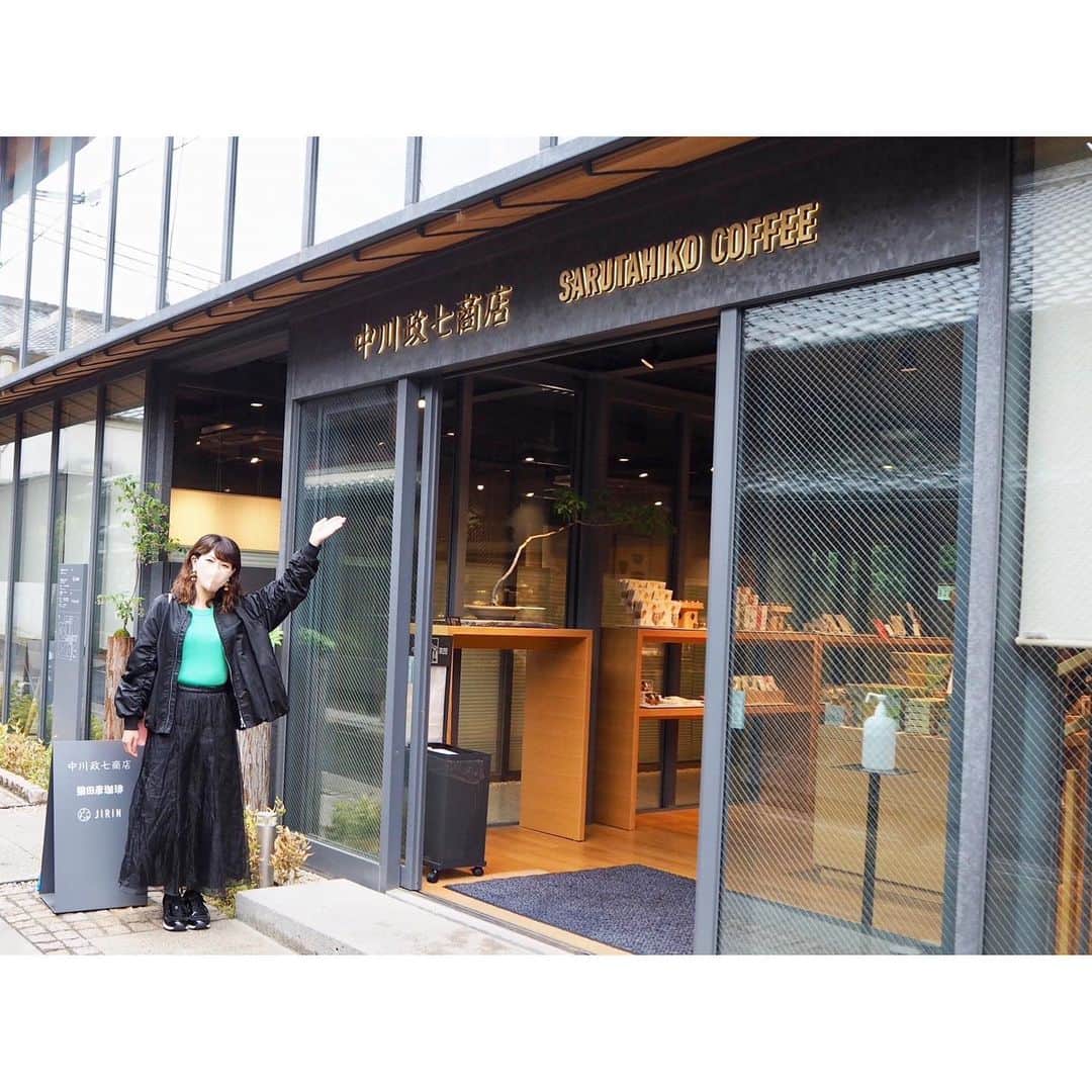 前田彩名さんのインスタグラム写真 - (前田彩名Instagram)「先日、観光特急あをによしに乗って 奈良へ行ってきました🚃  茶道発祥の地とされる奈良へ行く 電車の中での茶道体験から始まり、  奈良の工芸である かや織ふきんを自分で染めるワークショップ体験、  中川政七商店の築130年の町家や蔵の見学もさせていただきました！  ならまちをぶらぶらして🦌 東大寺南大門にある金剛力士像に会いに行ったり☺️  楽しかった〜！ 詳しくは今週のFM大阪なんMEGA!で📻//／♫」5月3日 20時46分 - ayana.maeda