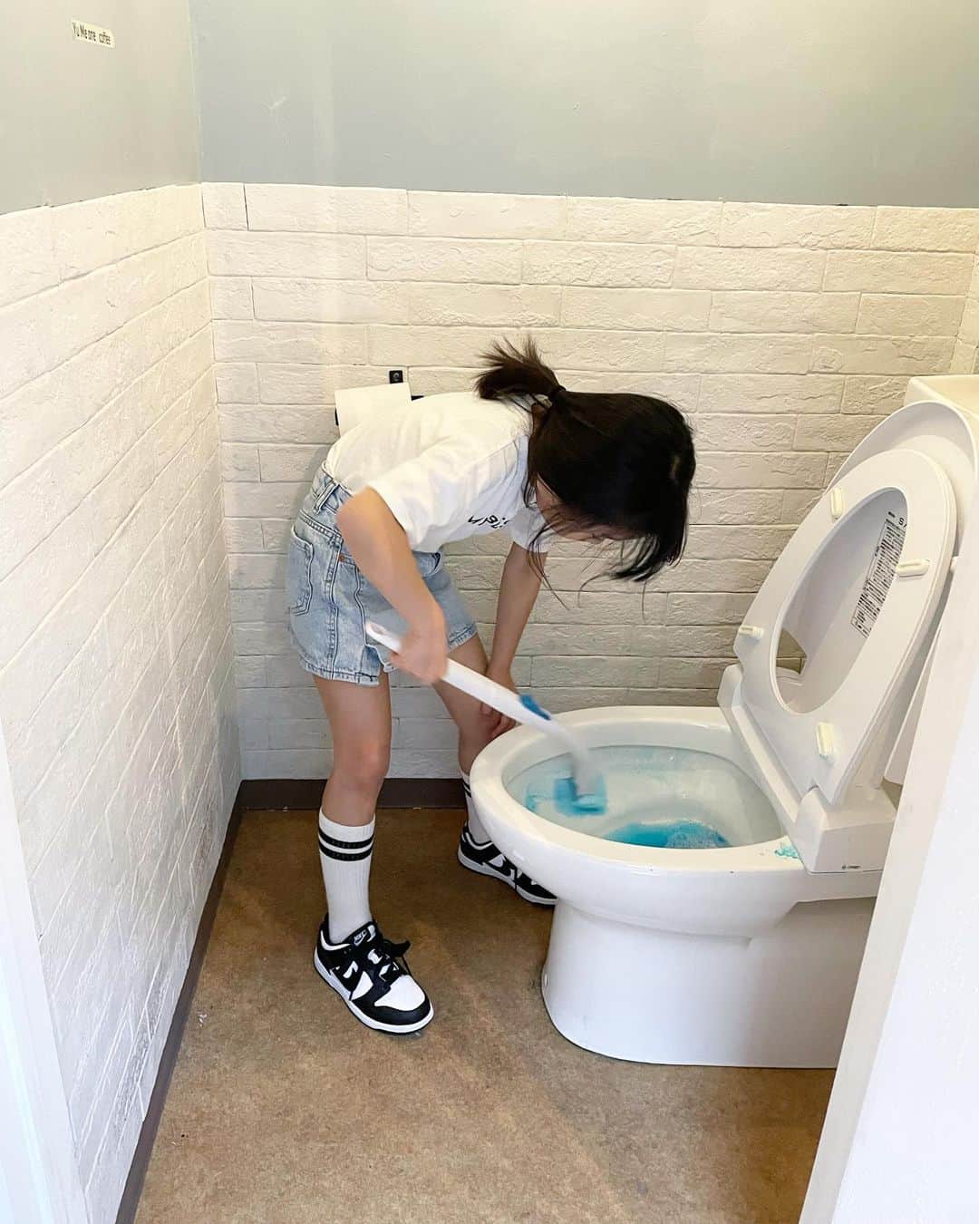 秋定麻紀子さんのインスタグラム写真 - (秋定麻紀子Instagram)「いつもたくさん手伝ってくれてありがとう。  今日は本当に色々お手伝いしてくれて助かりました。  トイレ掃除も自分からいつもやってくれる。  私は勉強なんて教えられない。 でも、一緒に取組む事はできる。  常に現場を見せて、五感で感じて大きくなってほしい。  私がお店を経営しているのは それが目的でもある。 彼女がこの場所で何を感じ、学び、大きくなるのか。  それも含めて子供への投資だと思っている。  #小学1年生 #小1 #小学生 #6歳女の子 #娘コーデ #ワンオペ #シングルマザー #ワンオペ育児ママ」5月3日 20時46分 - makiakisada