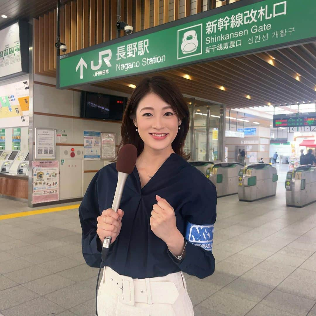 小宮山瑞季のインスタグラム：「ゴールデンウィークが始まり、 県内も多くの人で賑わっていますよね！ その中で、外国人観光客の姿も目立ちます😎✨  どうして長野に来たの？ 長野で何をするの？ 外国人からみた信州の魅力は？  長野駅でインタビューしてきました！ グダグダな英語で大変恐縮でしたが、 みなさん優しくて頑張れました😭💘  ダントツで人気だったのは 湯田中温泉、スノーモンキー！ 他にも松本城や、上高地、スキーも 人気でしたよ～🎈🌈  取材にご協力いただいたみなさん、 ありがとうございました🥺  Thank you to everyone who contributed to the interview.  きょうみんなの信州でお伝えした内容は、 近くYouTubeで公開しますので、 チャンネル登録をお願いします！！！   #ゴールデンウィーク  #大型連休  #GW  #外国人観光客  #you  #信州の魅力  #インタビュー  #人気スポット  #湯田中温泉  #yudanaka  #スノーモンキー  #snowmonkey  #上高地  #kamikochi  #松本城  #matsumotocastle  #スキー  #skiing  #長野旅行  #楽しんでください  #youtube  #登録お願いします  #subscribe  #長野放送  #長野駅  #nagano  #naganostation  #アナウンサー  #小宮山瑞季」