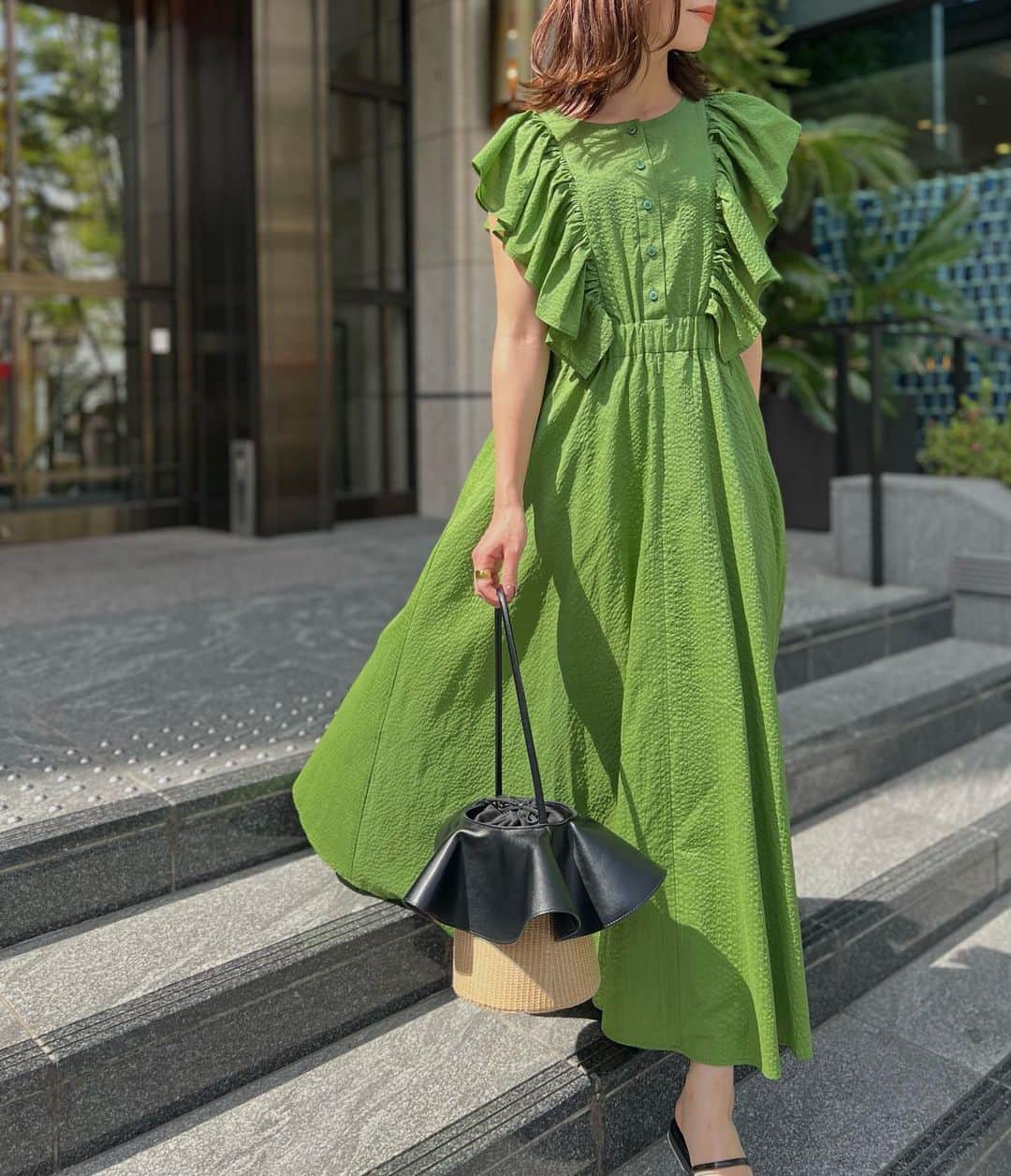 石黒美帆のインスタグラム：「💚 ⁡ 今年はカラーアイテムも。 リゾートでカラーワンピース着たくなるよね、と思い 自然の中でも映える色🐒 ⁡ spring holiday fair開催中です🫶🏻 ⁡ ⁡  #mirem#2023ss」