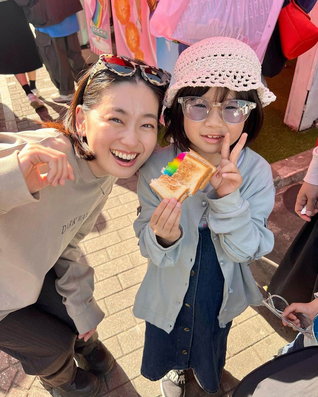 松永ちさとのインスタグラム：「🌈👧👶👧🌱 姪っ子家族 in 東京  けんののほっぺにつんつん頭なでなで 抱っこやミルクあげてくれたり 足の裏すべすべだねて驚いてて👣 可愛がってもらえて幸せなけんの 小さい子らが赤ちゃんを愛でる姿♡♡  みんなでpicnicやぷらぷら観光🕶🧋🥪 初めて従姉妹家族にけんのが会ってもらえて ひさびさの家族大集合できて嬉しかった日  今日の写真インスタにあげてーて そんなこというのかわわい😍😍😍 1枚目は姪っ子が選んでくれた写真 コレ！て3秒できめた決断力👏✨  #GW #2023 #姪っ子 #玄ノ進 #6ヶ月ベイビー #おでかけんのしん #おそろ帽子 👒🥹🎶」