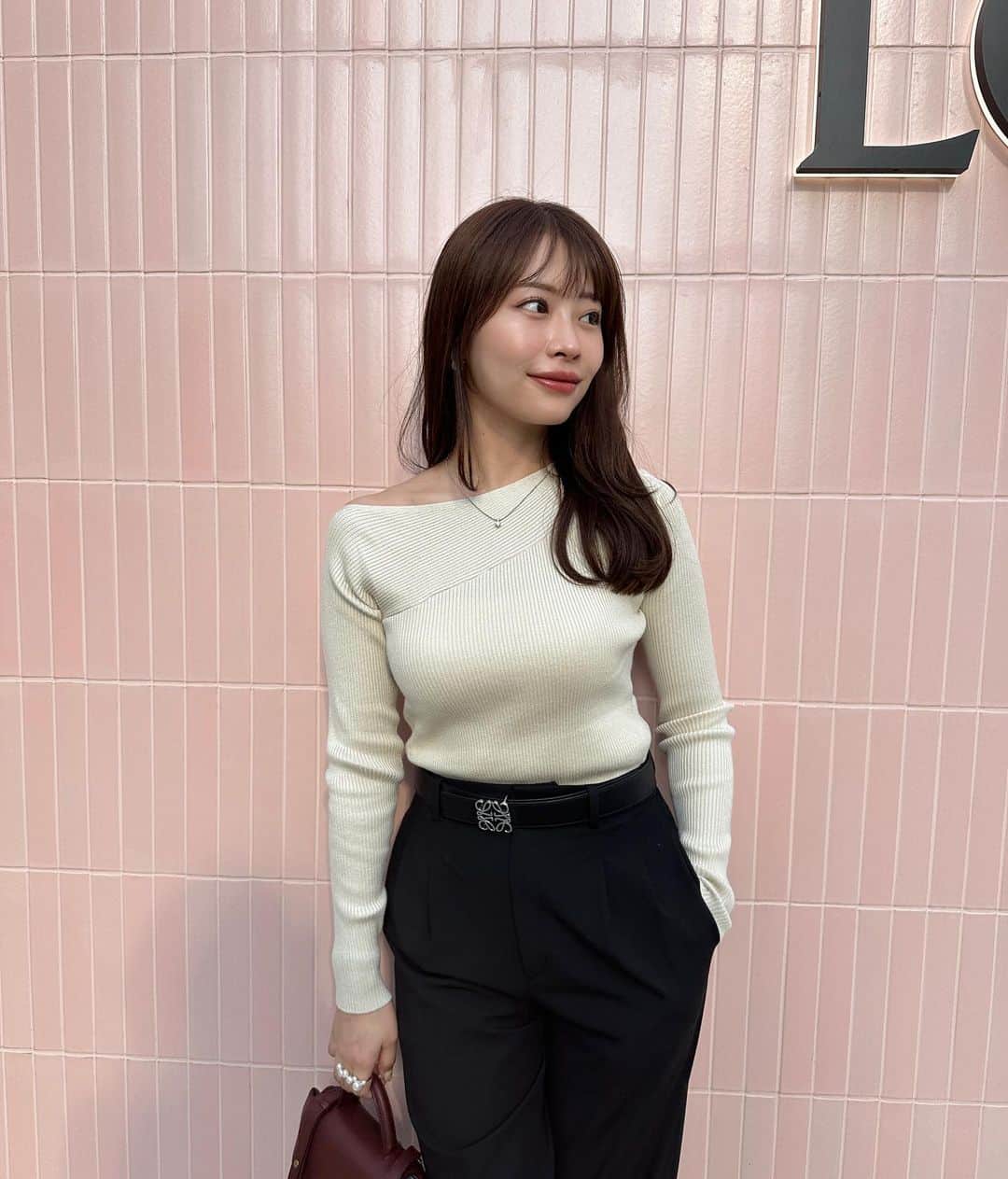 高木由梨奈のインスタグラム：「肩がアシンメトリーになってるリブニット🫶 シンプルにスラックスに合わせてみた☺️ カジュアルな肌見せが大人っぽくてカワイイ🩵 @emmyofficial.jp のです🏷️」