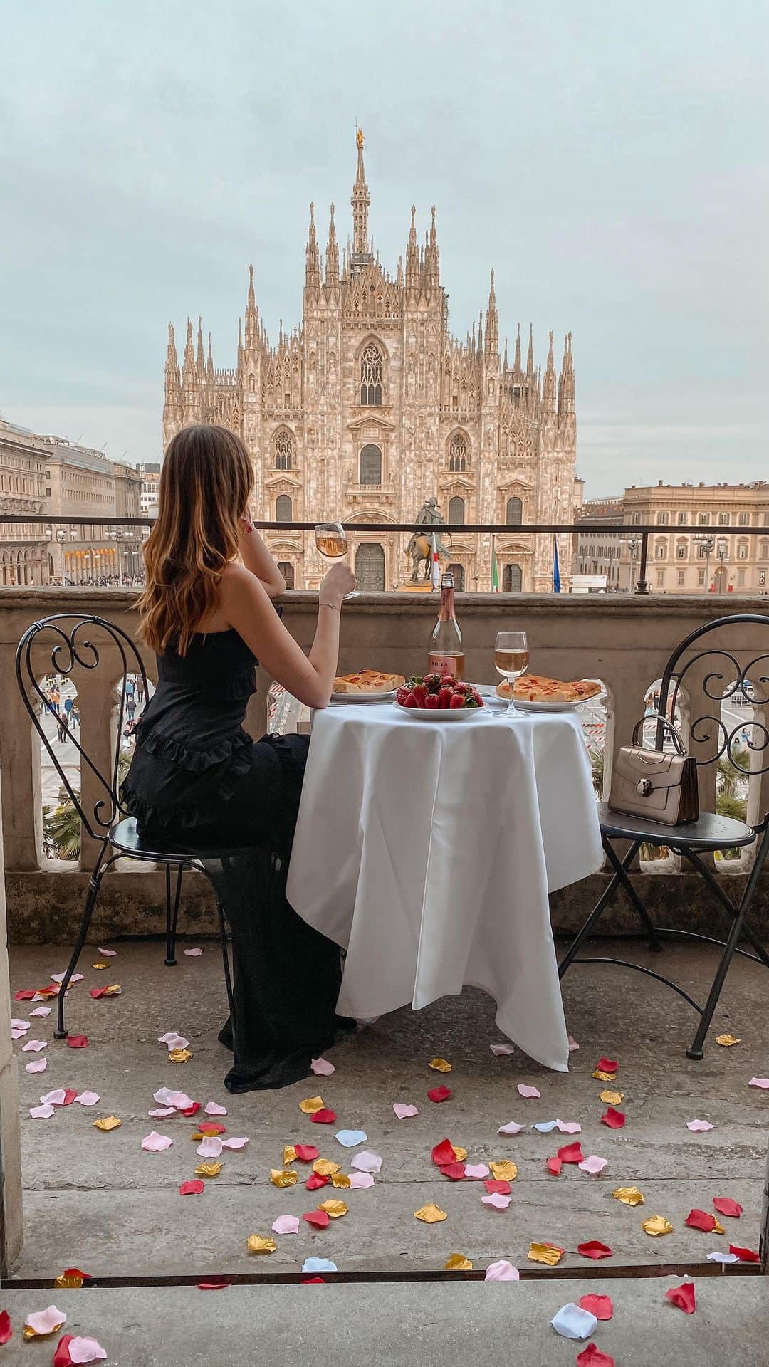 バーボラ・コディトヴァのインスタグラム：「Dinner with a view in Milano 🥂 Tag someone you’d enjoy it with here! PS: my dress is @revolve #RevolveMe」