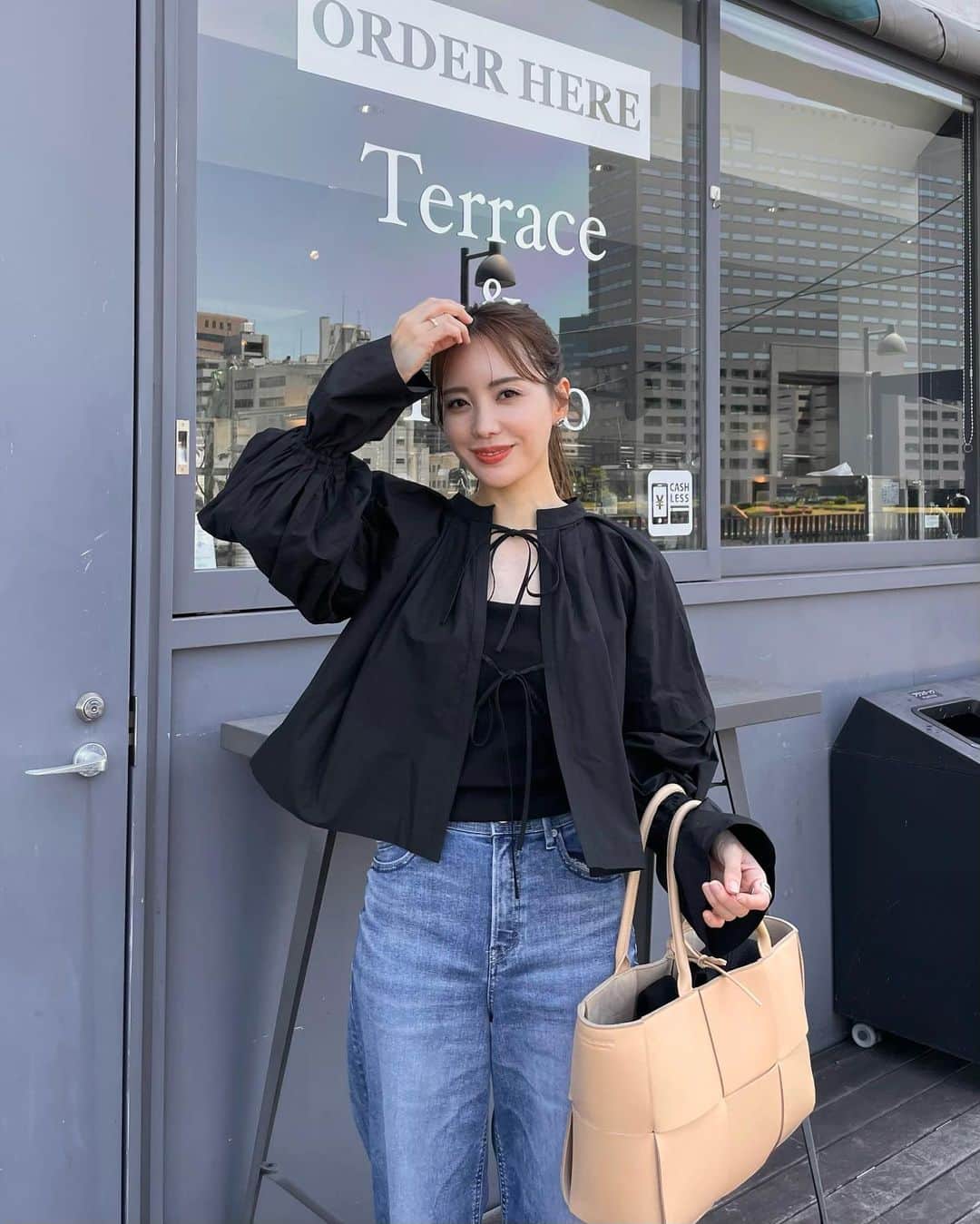 Aoiのインスタグラム：「清澄白河カフェ☕️ @clann_bytheriver  クラムチャウダーが美味しかった🫶  @jillstuart.jp のブラウスとデニムの相性が抜群だった🫰  #bloomee_with_jillstuart #JILLSTUART #JILL_23SS #ブラウス#春コーデ#骨格ナチュラル #平均身長コーデ#デートコーデ#fashion#ootd#cordinate#大人カジュアル」