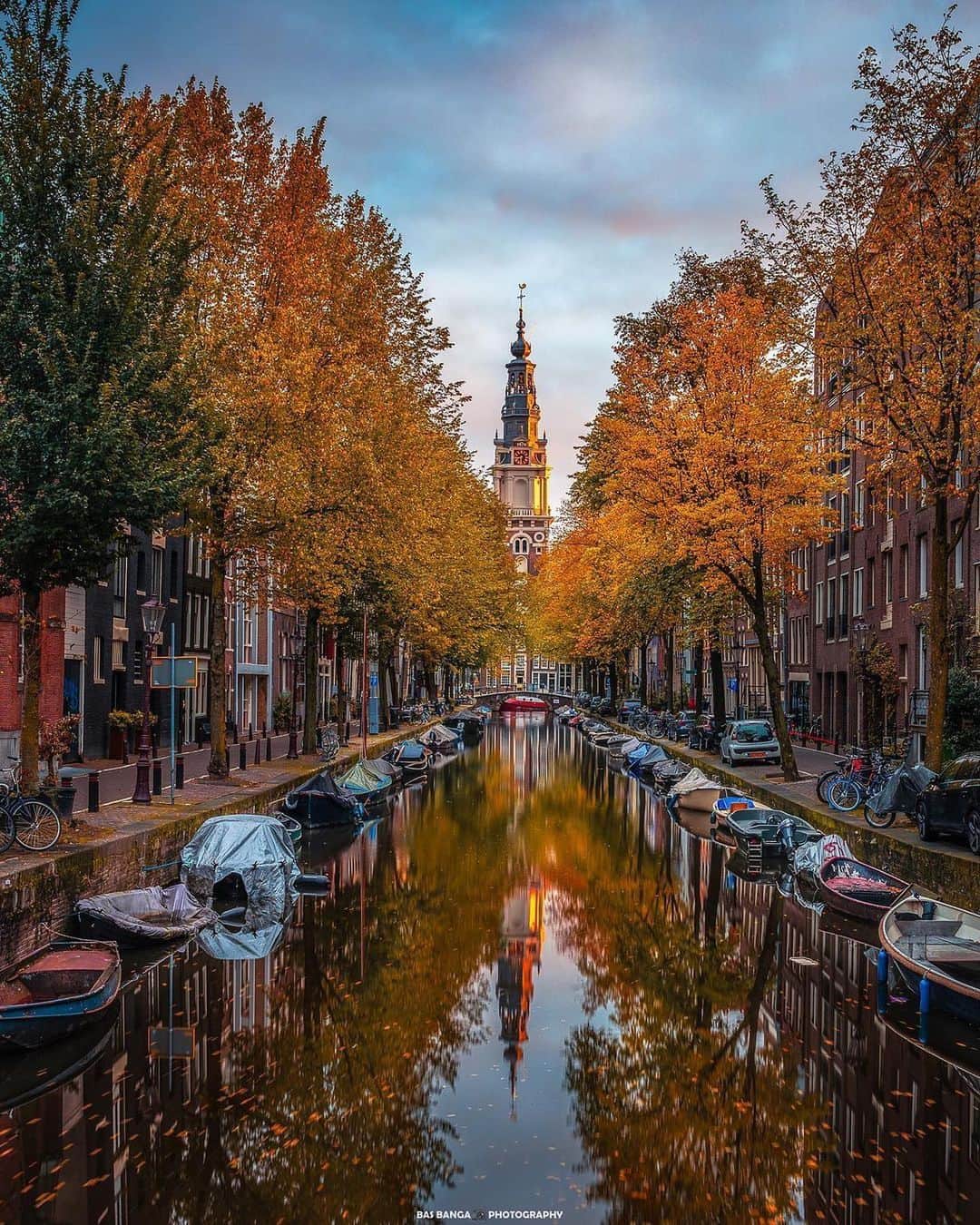 キャセイパシフィック航空のインスタグラム：「Amsterdam is gezellig—cozy, intimate, and clock-stoppingly present ⭐.   Rent a bike and pedal along the narrow lanes that inevitably open up to quaint canals. There’s always time to sit down for a cuppa or a pint at a brown cafe🍻. The Vermeers, the Van Goghs and the Rembrandts aren’t going anywhere. Museums and galleries, classical churches and music venues, flower gardens and dance clubs… Amsterdam is just one gezellig Cathay flight away✈️!  阿姆斯特丹是一個「Gezellig」的地方⭐。（荷蘭語：舒適、自在、溫馨的意思）  騎著單車穿梭橫街窄巷，沿着充滿歷史的運河探索。除了拜會維梅爾、梵高、倫勃朗的作品，記得可以到當地傳統咖啡廳喝上一杯🍻。整個阿姆斯特丹都被博物館、畫廊、教堂、音樂會場等文化氣息圍繞著，而你與藝術距離，只是一程「Gezellig」的國泰航班✈️！  📸@basbangaphotography , @journalofwonders , @jwamsterdamtours  #cathaypacific #MoveBeyond」