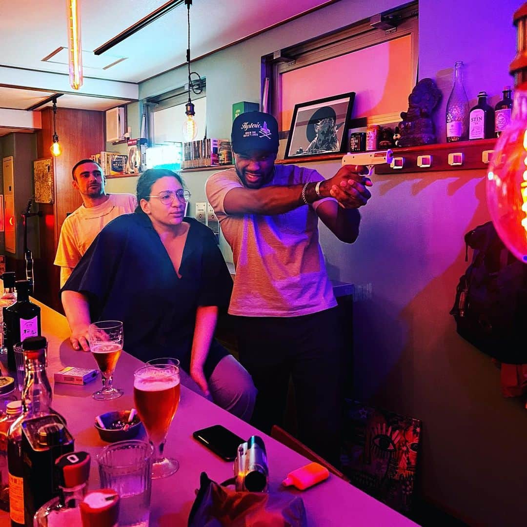 Bar Flatのインスタグラム：「FBI感。ちなみに実弾撃ったことはないらしい。 #hidehouse #BARFLAT #bar #バー #tokyotrip #tokyo  #東京 #shinjuku  #新宿 #yoyogi #代々木 #kitasando #北参道 #minamishinjuku #南新宿 #ステッカー #gin #ジン」
