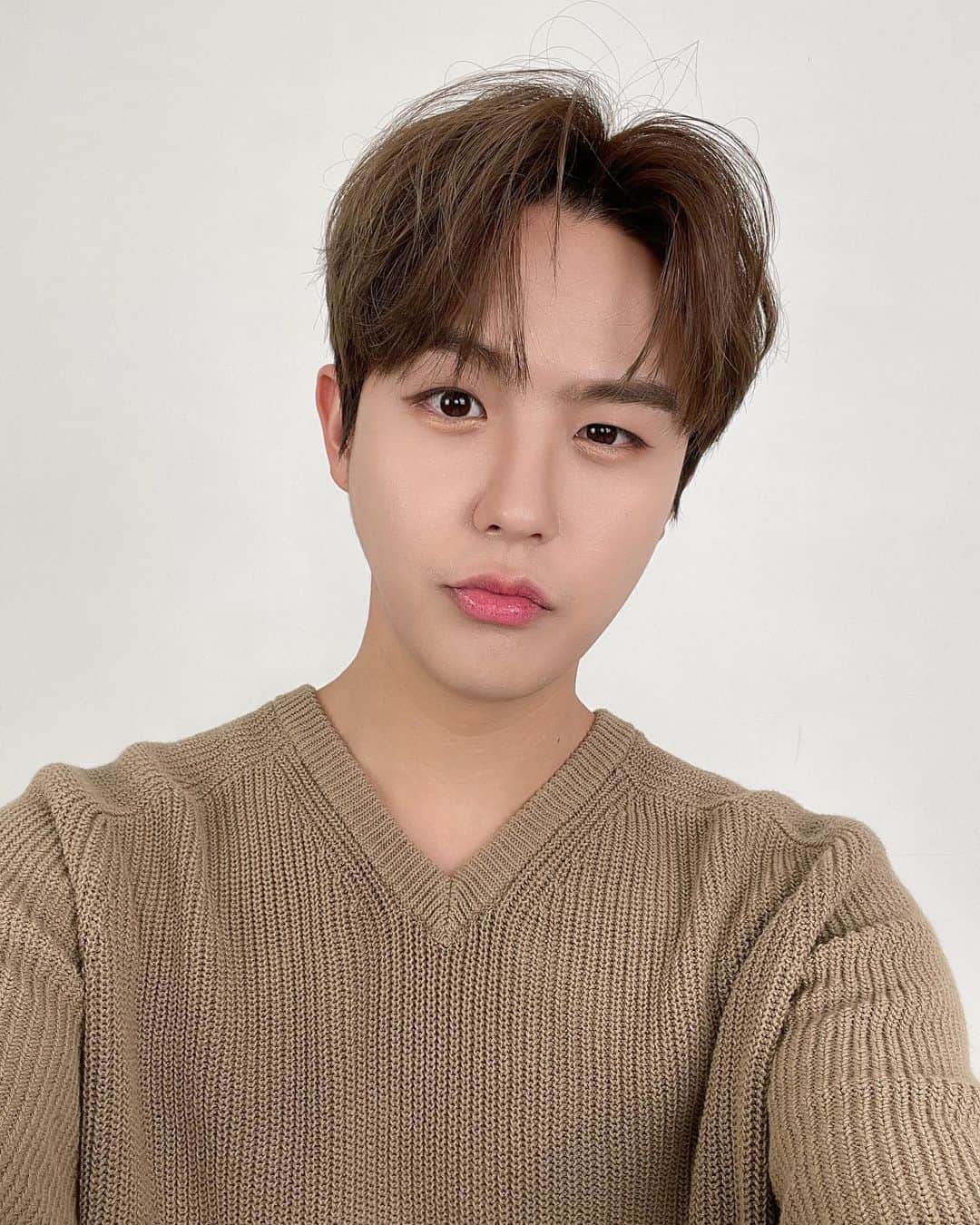 インジュン のインスタグラム：「곧만나요~💙 もうすぐ会おう~💙 一定要见面~💙」