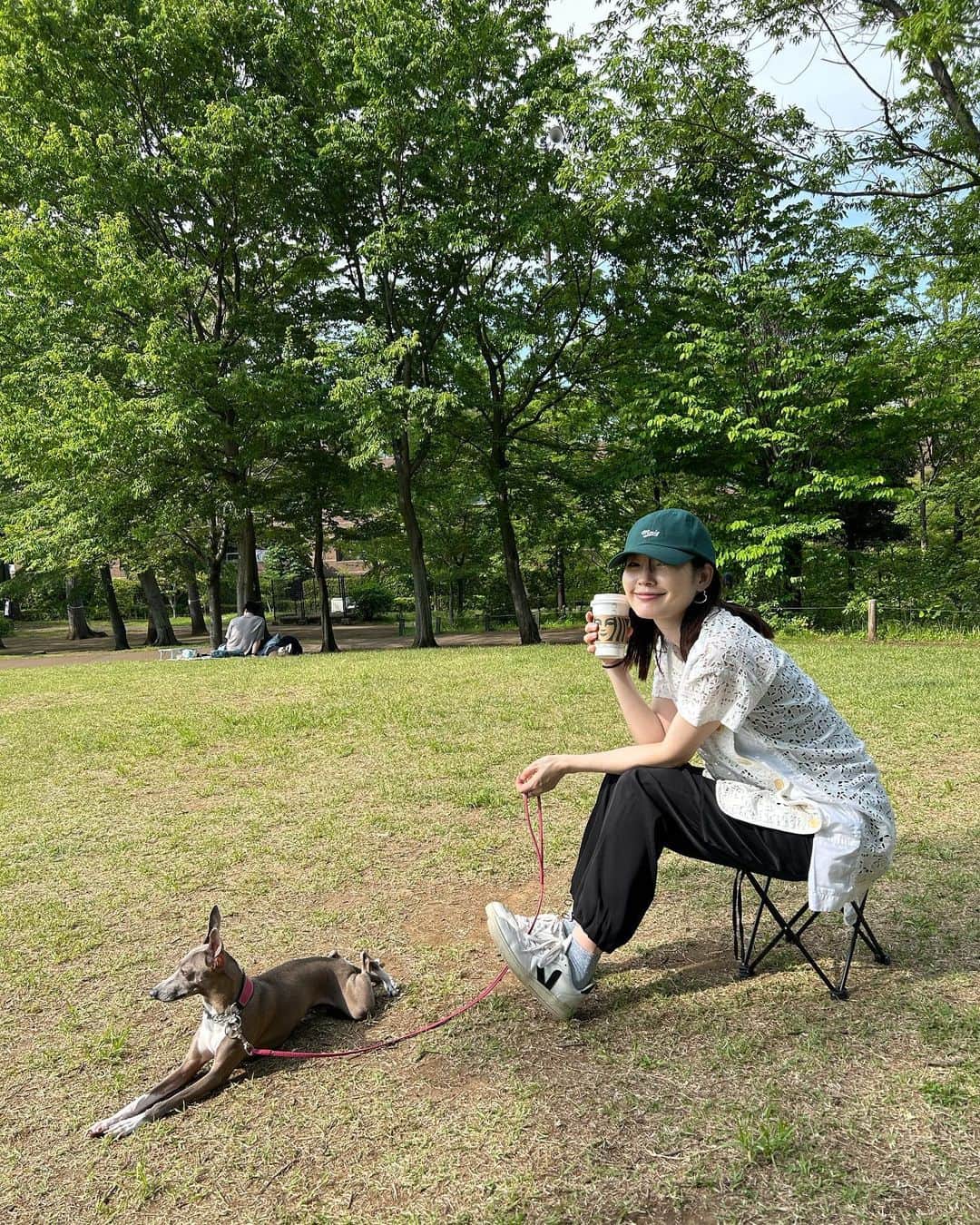 森貴美子さんのインスタグラム写真 - (森貴美子Instagram)「五月晴れの公園日和☀️ 今日の東京はハワイみたいに心地よい風が吹いて気持ちよかった〜🏄‍♀️🌴  パンツもサラッ&ツルっとした生地感が気持ちよくて過ごしやすい　@elura_official のカーゴパンツ。 今日はカジュアルコーデだけどシャツと合わせればキレイめになるところもお気に入り✨　  キャップ　@mmlg_japan  トップス　@sacaiofficial  靴下は　@kutsushitaya_official  靴　@veja   sacaiのトップスはもう8年ぐらい着ているかも。星柄好きとしてはたまらん一枚。  #公園　#コーデ　 #ootd #cap #パンツコーデ #スニーカー　#elura #sacai #veja #mmlg #ファッション #コーディネート #패션  #봄코디」5月3日 20時56分 - morikimi_morikimi