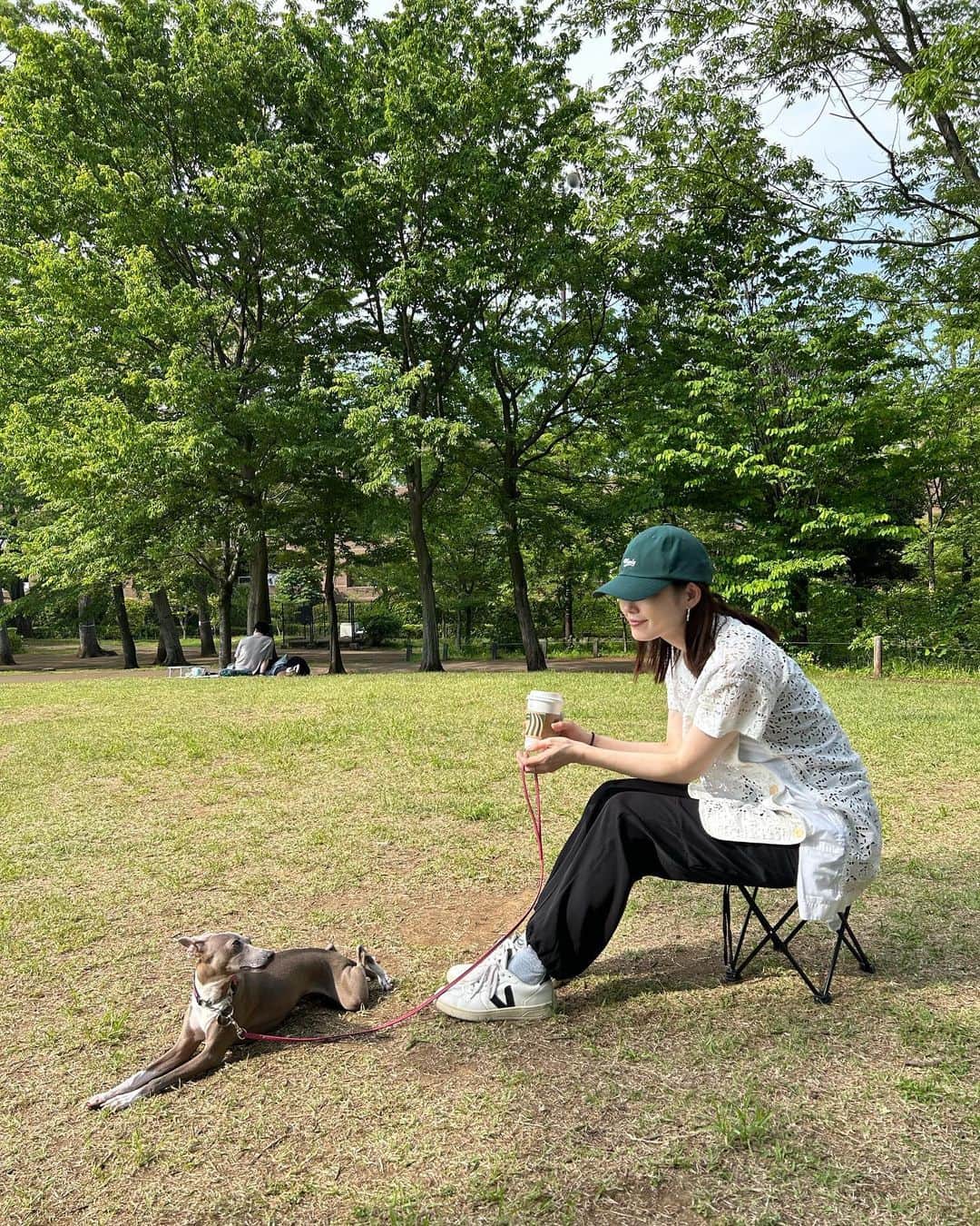 森貴美子さんのインスタグラム写真 - (森貴美子Instagram)「五月晴れの公園日和☀️ 今日の東京はハワイみたいに心地よい風が吹いて気持ちよかった〜🏄‍♀️🌴  パンツもサラッ&ツルっとした生地感が気持ちよくて過ごしやすい　@elura_official のカーゴパンツ。 今日はカジュアルコーデだけどシャツと合わせればキレイめになるところもお気に入り✨　  キャップ　@mmlg_japan  トップス　@sacaiofficial  靴下は　@kutsushitaya_official  靴　@veja   sacaiのトップスはもう8年ぐらい着ているかも。星柄好きとしてはたまらん一枚。  #公園　#コーデ　 #ootd #cap #パンツコーデ #スニーカー　#elura #sacai #veja #mmlg #ファッション #コーディネート #패션  #봄코디」5月3日 20時56分 - morikimi_morikimi