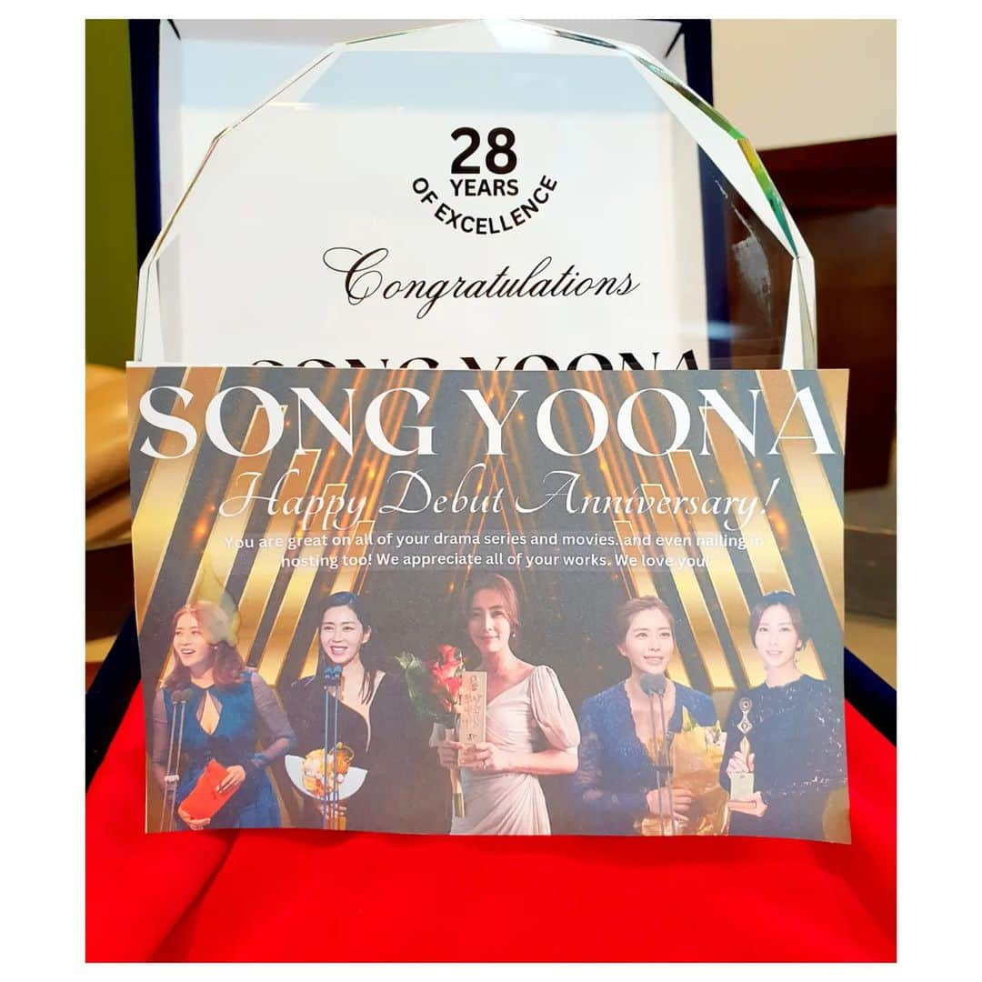 ソン・ユナさんのインスタグラム写真 - (ソン・ユナInstagram)「Came back to Seoul to find such precious gifts waiting for me.☺️ My friends from the Philippines celebrating 28years since my debut as an actress.😭 It's because of you that I get to do what love every day~ and I couldn't be more thankful.❤ I look forward to continuing to share my passion with you all through more memorable performances to come.☺️  Thank you.....Friends~ 😘」5月3日 20時57分 - songyoona2015