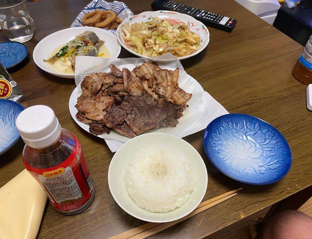 クロちゃんさんのインスタグラム写真 - (クロちゃんInstagram)「夜ご飯  肉 野菜 おでん  実家ご飯いただくしん！」5月3日 20時58分 - kurochandesuwawa