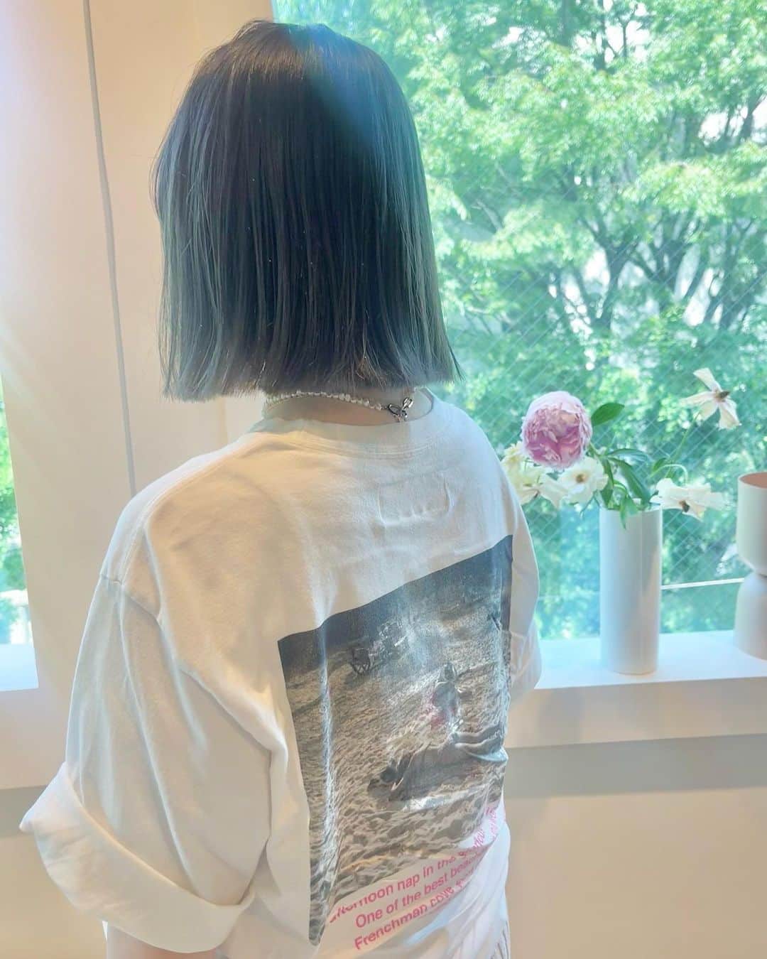 新倉真奈美のインスタグラム：「. 青みgrayでしっかりトーンダウン  ギリギリ結べるbob♡」