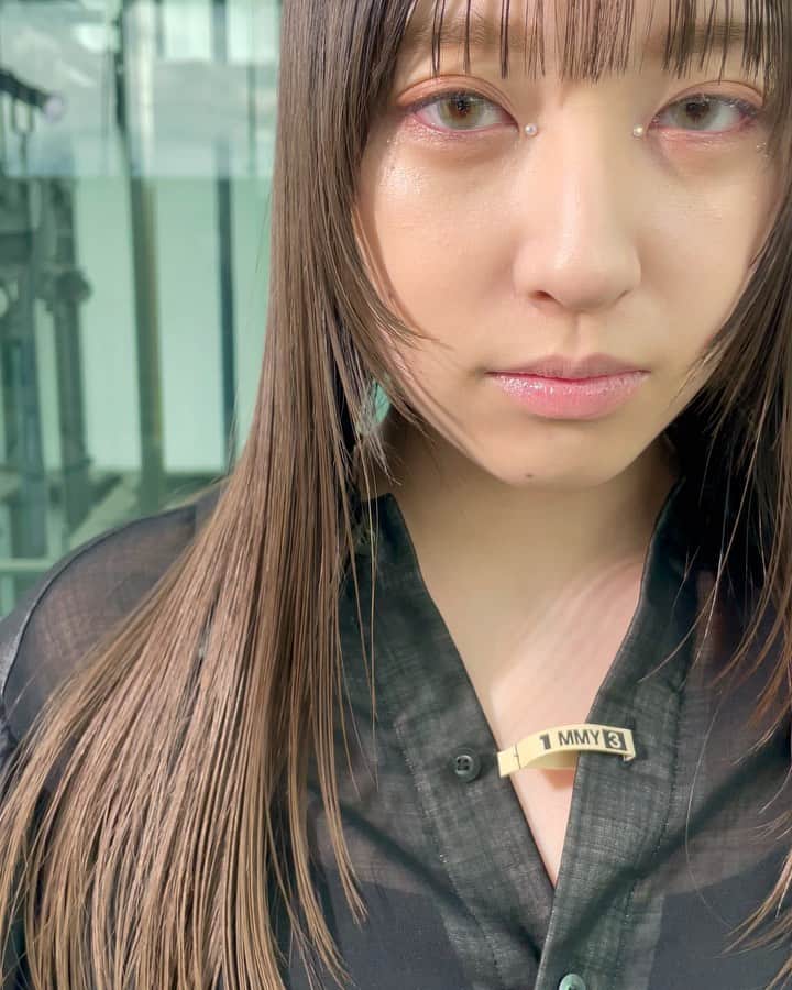 YUMIKOのインスタグラム：「顔まわりカット✂︎ストレート がとにかく今の気分  このモデルさんは メイク担当☺︎ ストーンと血色消したメイク くらげメイクに近い パープル入りのチークで蒼白く  ショートからロングまで 人気オーダー✂︎ですっ  #札幌美容師#札幌美容室#sknow#レイヤーカット#メイクアップ #make」