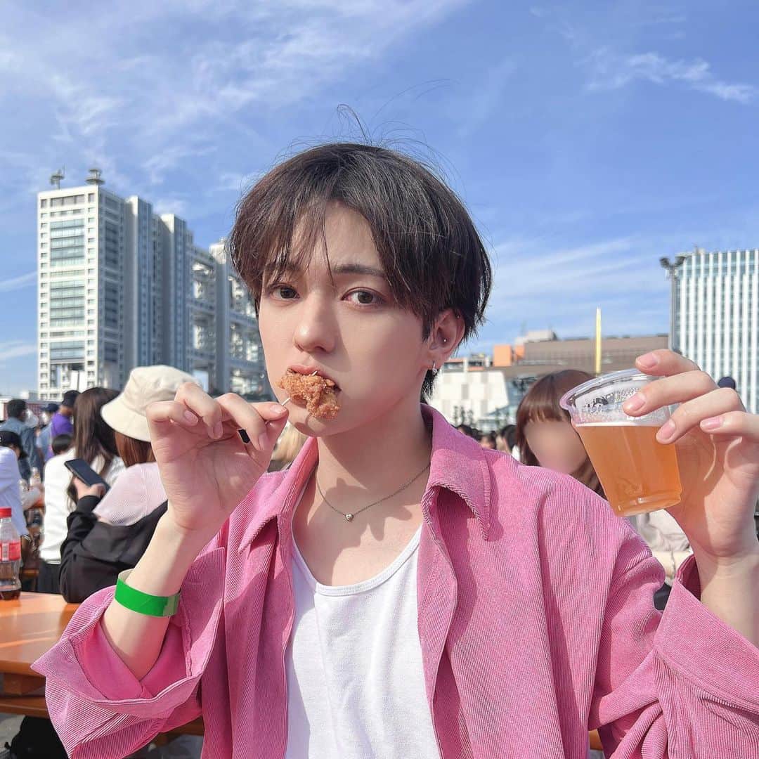 のインスタグラム：「肉フェス🍖野外で歌って踊った後に からあげとビールは最高すぎんか！？  #肉フェス #アンハニ #近藤耀司人生 #からあげ #ビール #お台場グルメ  #お台場デート #肉フェスお台場」