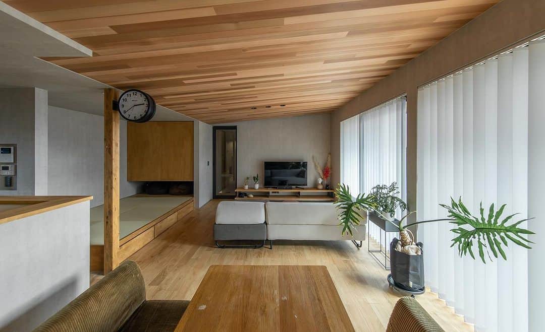 ルポハウス一級建築士事務所さんのインスタグラム写真 - (ルポハウス一級建築士事務所Instagram)「・ ・ ・ 濃淡が味わい深いレッドシダーの勾配天井と無垢床で、木のぬくもりが心地よいリビング。大きな掃き出し窓が開放感をもたらします。 ・ オープンな小上がり畳コーナーには、ちょっとうれしい引き出し収納。 ・ ・ ・ 担当設計士/赤尾拓人 @takuhito_akao  ・ ・ ゴールデンウイーク休業のお知らせ 誠に勝手ながらルポハウス全スタジオにおいて、下記の通りゴールデンウィークのお休みを頂戴いたします。  ■2023年4月29日(土)～ 5月5日(金)  期間中のお問い合わせにつきましては、5月6日(土)より順次対応させていただきます。  ご不便をお掛けいたしますが、ご了承のほどよろしくお願いいたします。  ※見学会ご予約のみ、随時受付・ご連絡させていただきます。  𓐌𓐌𓐌𓐌𓐌𓐌𓐌𓐌𓐌𓐌𓐌𓐌𓐌𓐌𓐌𓐌𓐌𓐌  ルポハウスの施工事例はこちらまで☞ @reposhouse  𓐌𓐌𓐌𓐌𓐌𓐌𓐌𓐌𓐌𓐌𓐌𓐌𓐌𓐌𓐌𓐌𓐌𓐌 #ルポハウス は#ちょっとかっこいい家 を"友人のために" という思いでつくっています。 一生に一度の#マイホーム。 「あなたにしかできない」×「ルポハウスだからできる」で、 私たちだけの#家づくり を思いっきり楽しんでみませんか？！ ・ ・ ・ #住宅 #注文住宅 #新築一戸建て #新築#一級建築士事務所 #平屋 #平屋リビング #リビング #リビングインテリア #勾配天井 #レッドシダーの天井 #無垢床 #クリ床 #小上がり和室 #小上がり畳 #vs9030 #アクセントクロス #グレークロス」5月3日 21時00分 - reposhouse
