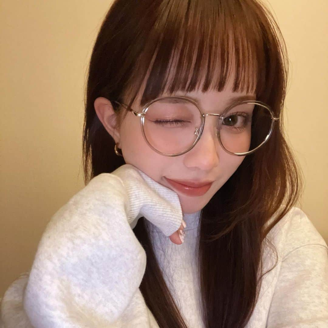 RiLiさんのインスタグラム写真 - (RiLiInstagram)「ワンポイントでかわいい👧🏻 【おしゃれメガネ】👓  いつものコーデに プラスワンするとしたら… どんな小物をチョイスする❓💬  【おしゃれメガネ】は 挑戦しやすくて雰囲気も がらりと変わるから とってもおすすめ🤓🫶  夏にかけて 日差しが気になる時は サングラスもgood😎🌤  【おしゃれメガネ】で 写真映え間違いなしだ〜🤳💞  Edit by RiLi編集部🐰 miwaco @‌micomy_02  🤍🤍🤍  RiLiで紹介してもらいたい子は #rili_tokyo を付けてね❕ ⁣⁣ Special Thanks💐 Photo by⁣⁣  @sw_718 @neo__sakura @llty_yaya @_.sayababy._ @rabbit18yin @fleurrri__ ⁣  #おしゃれメガネ #伊達メガネ #メガネ女子 #サングラス #黒縁メガネ #アクセサリー #안경 #선글라스 #일본패션 #rili_tokyo #おしゃれさんと繋がりたい #お洒落さんと繋がりたい #ファッション #패션스타그램 #ootd #outfit」5月3日 21時00分 - rili.tokyo