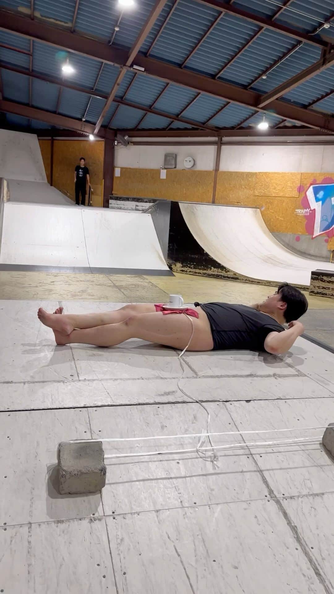 のインスタグラム：「【Tablecloth Pulling Challenge on a skateboard with @jasonparksucks !!】 #ウエスp  #かわいい #kawaii #mad #sk8」