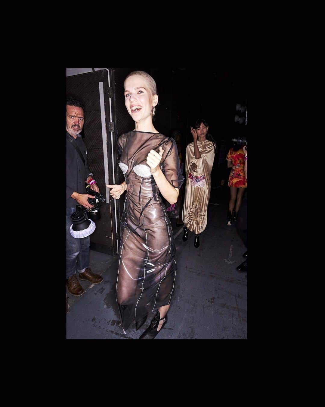 Christopher Kaneさんのインスタグラム写真 - (Christopher KaneInstagram)「SS23 | The 'Wipe Down' crystal mesh dress, photographed on the runway and backstage.  In the SS23 collection, transparent skins over dresses act both to protect and to reveal.  #ChristopherKane #SS23」5月3日 21時00分 - christopherkane