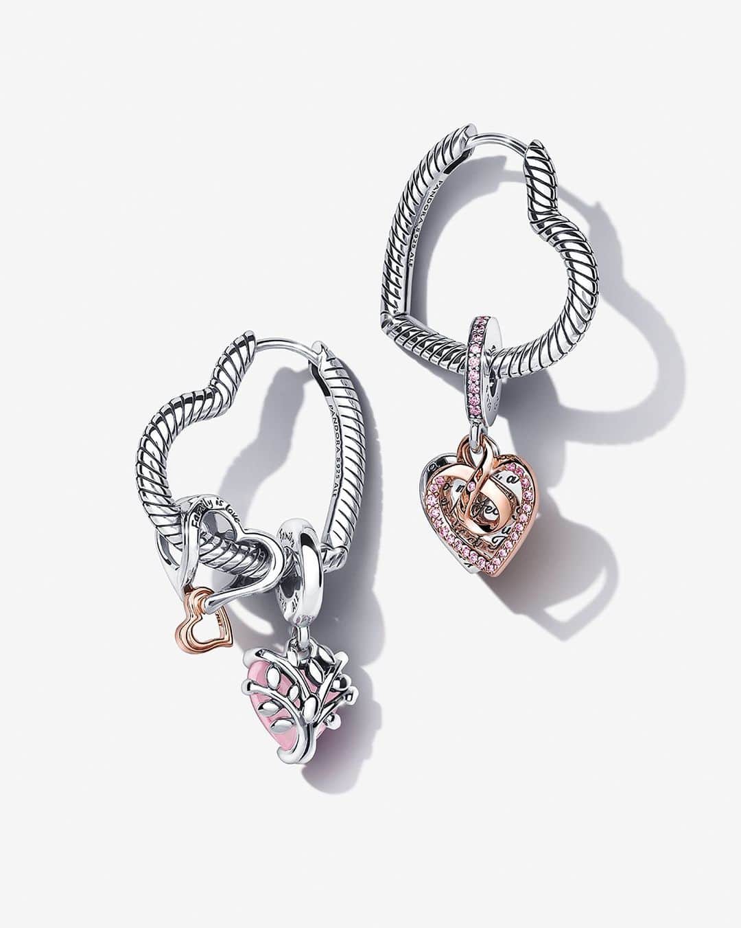 PANDORAさんのインスタグラム写真 - (PANDORAInstagram)「Love, my way. Keep it in the family with complementary Pandora Moments charms that remind you of your nearest and dearest.💕 #PandoraMothersDay #PandoraJewellery #PandoraCharms」5月3日 21時09分 - theofficialpandora