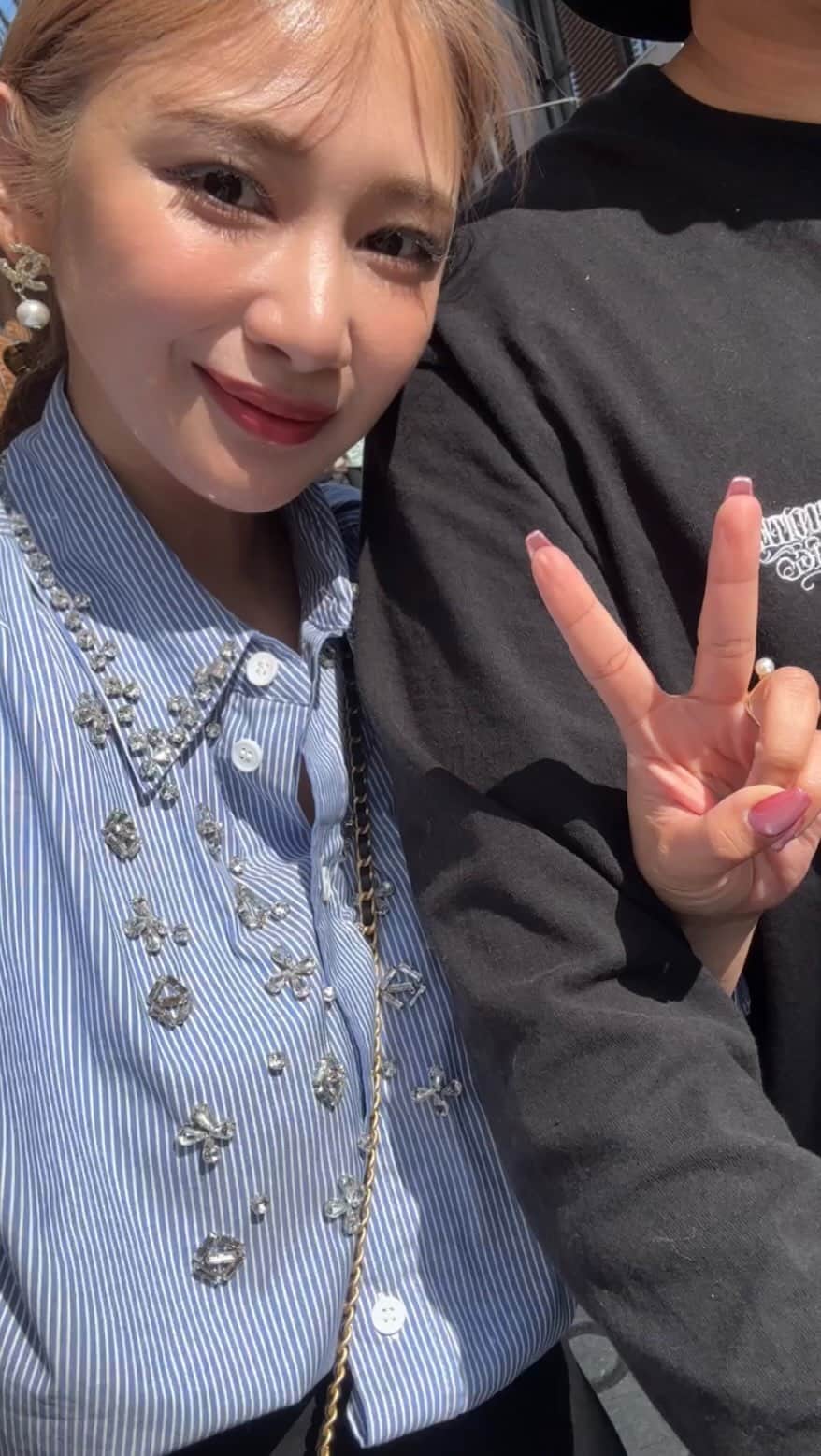 新井ニーニャのインスタグラム：「. . お買い物DAY✌️💕 原宿〜表参道、活気付いてきた🥹🫶🤍  良いお買い物ができて幸せな日っ🌈💓  shirt @zara  skirt @zara  bag @chanelofficial  sneaker @newbalance   #夫婦 #夫婦デート #ママコーデ #zara購入品 #zaraoutfit #ニューバランス #ニューバランス9060 #ニューバランス新作 #9060 #newbalance #newbalance9060 #chanelbag #chanelbags #chanelvanity #chanelvanitybag #4児ママ #4児の母 #4児ママの日常 #ママファッション #ママと娘 #ママと赤ちゃん #ザラ #ザラコーデ #zaraコーデ」