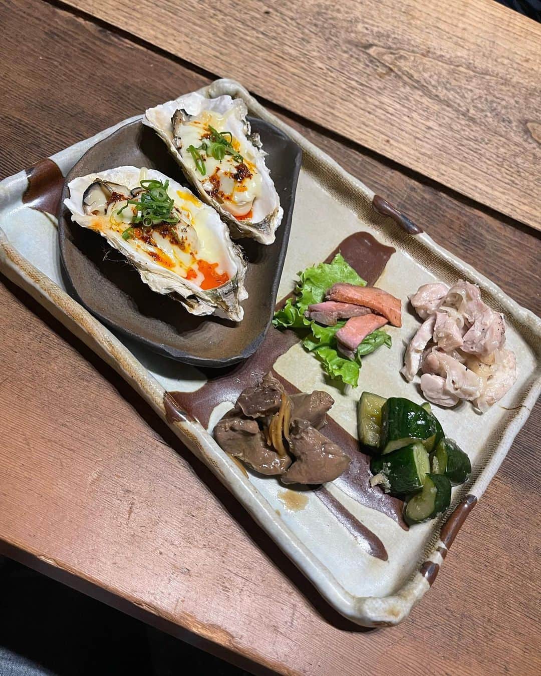 のインスタグラム：「今夜、ラストに入ったお店、 @atelier_kou アトリエ🤩　 5/20.5/21はこんな感じの和な盛り合わせ❤️中身はその日の取れたてピチピチになるから、写真とちがうかもやけど、牡蠣はぜーったいたべてほしい！！！ 牡蠣が苦手な私もペロリと2個食べれたー！super delicious!!! 店員さんも出会えたお客様もフレンドリーでステキな１日のラストに😋✨  #街らぶ スペシャルサポーター、ハイカロリーズ所属クリス選手、幸せいっぱいでございます🥰 ワクワクだー！ みんなぜひきてね！− 1800」