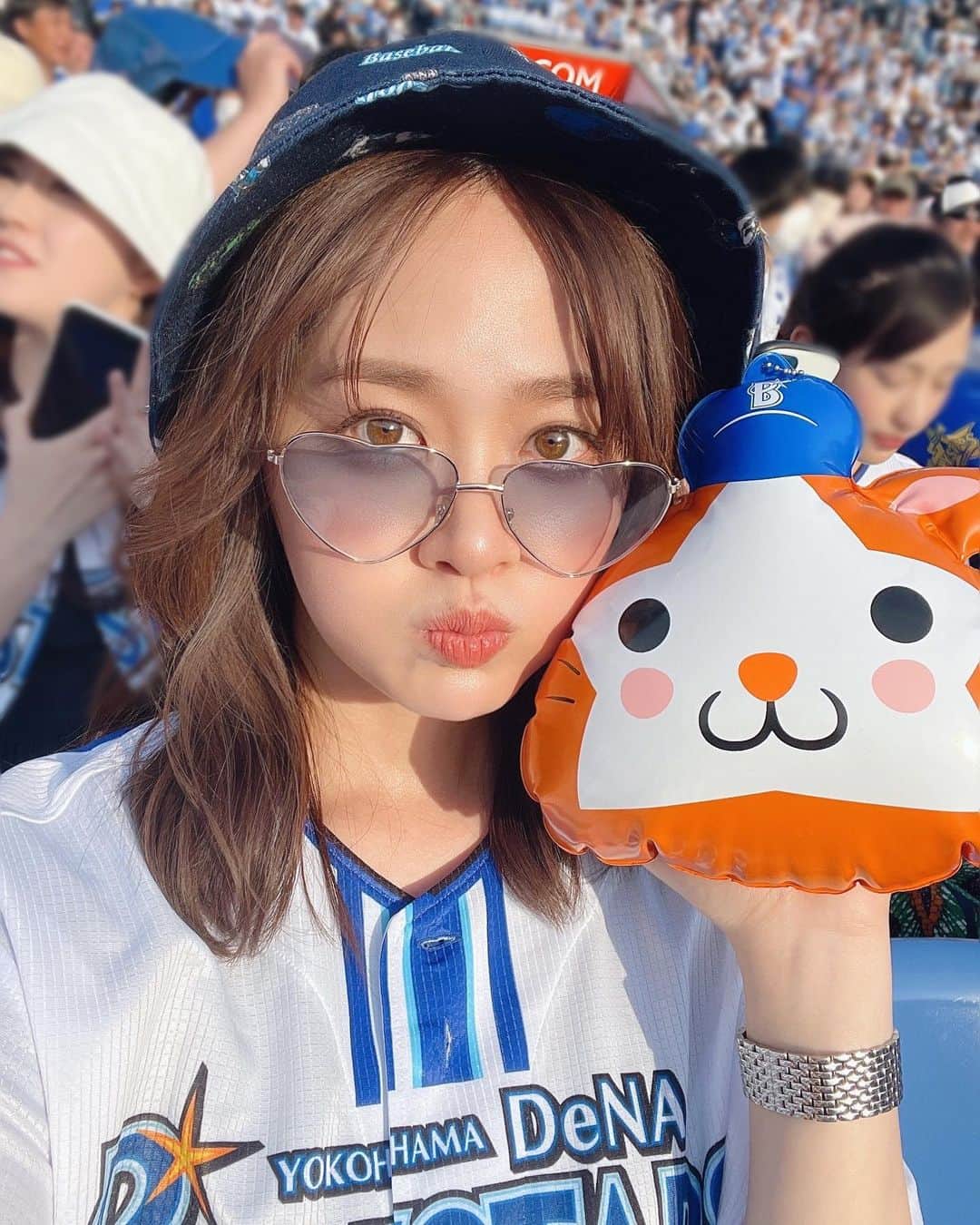 池田裕子さんのインスタグラム写真 - (池田裕子Instagram)「本日5/3横浜スタジアム⭐️ハイセンス冠試合「Hisenseハイセンス 大画面テレビ DAY」 @hisense_japan   大応援メッセンジャーとして観戦してきましたよー⚾️  始球式には相川七瀬さんも登壇！ 先日のブルーライトシリーズでライブを見たばかりだったので嬉しい😁  そして今日はバウアー投手が一軍初登板&初白星&初お立ち台と記念すべき試合となりました！！ 横浜しか勝たん！！ こんな良い席で観させていただけて嬉しい😭  めちゃくちゃお天気も良くてスターマンアイスが美味しかったよ😊  イニング間イベント「Hisenseハマスタバトル」も毎回地味に楽しみにしてる（笑）  最高のゴールデンウィークだ！！  #sponsored #PR #Hisense #ハイセンス #横浜DeNAベイスターズ #baystars #大画面大応援プロジェクト #横浜応援にハイセンス参戦 #こんな所にハイセンス」5月3日 21時03分 - kurimushiyoukan