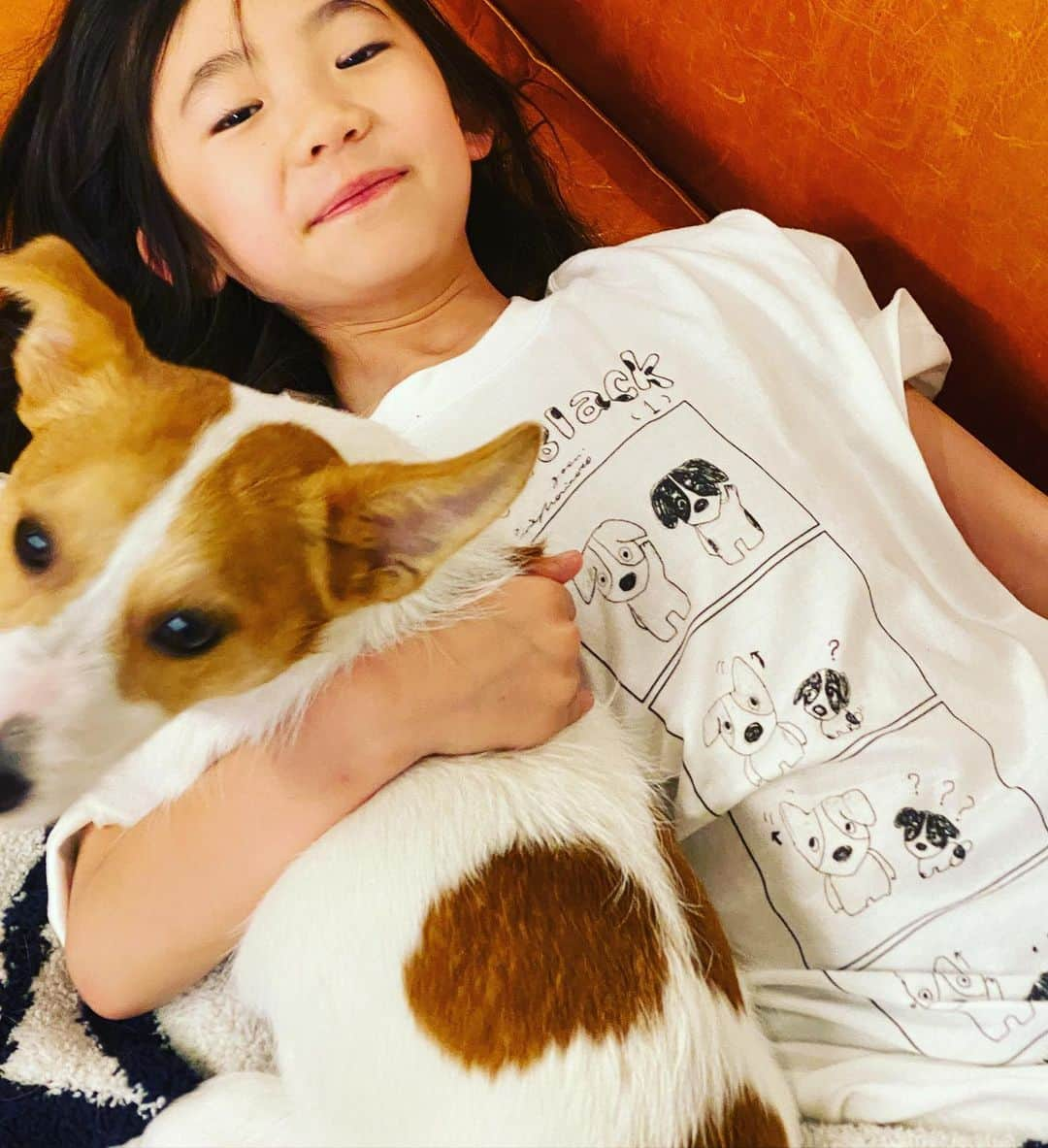 森本千絵さんのインスタグラム写真 - (森本千絵Instagram)「#NEWWORLD   No.19 #ちゃブラック  S size  🐶🐶  goen°16th Anniversary Exhibition2023 【　NEW WORLD 】  Original Artwork T-shirts　 Created by Chie Morimmoto & goen°mate  goen°16周年を記念して この夏、アートディレクターの森本千絵が1999年から今に至るまで、広告やアートワーク、MVの企画をしている間に描いたスケッチや絵が、新たな物語を添えて50点のTシャツになりました。  日頃の感謝の気持ちを込めて大放出します。 ここでしか出会えない世界でひとつの幻のTシャツです。  #goen #Ateliergoen #newworld #tshirts #goldenweek #summer  #japan #design #art #idea #drawing #music #advertisement #daikanyama #tokyo #special #sale #chiemorimoto  店舗では原画と共に楽しんでください！  本日から絵柄を変えながら夏まで！！無謀な企画スタート❗️」5月3日 21時05分 - chiemorimoto_goen