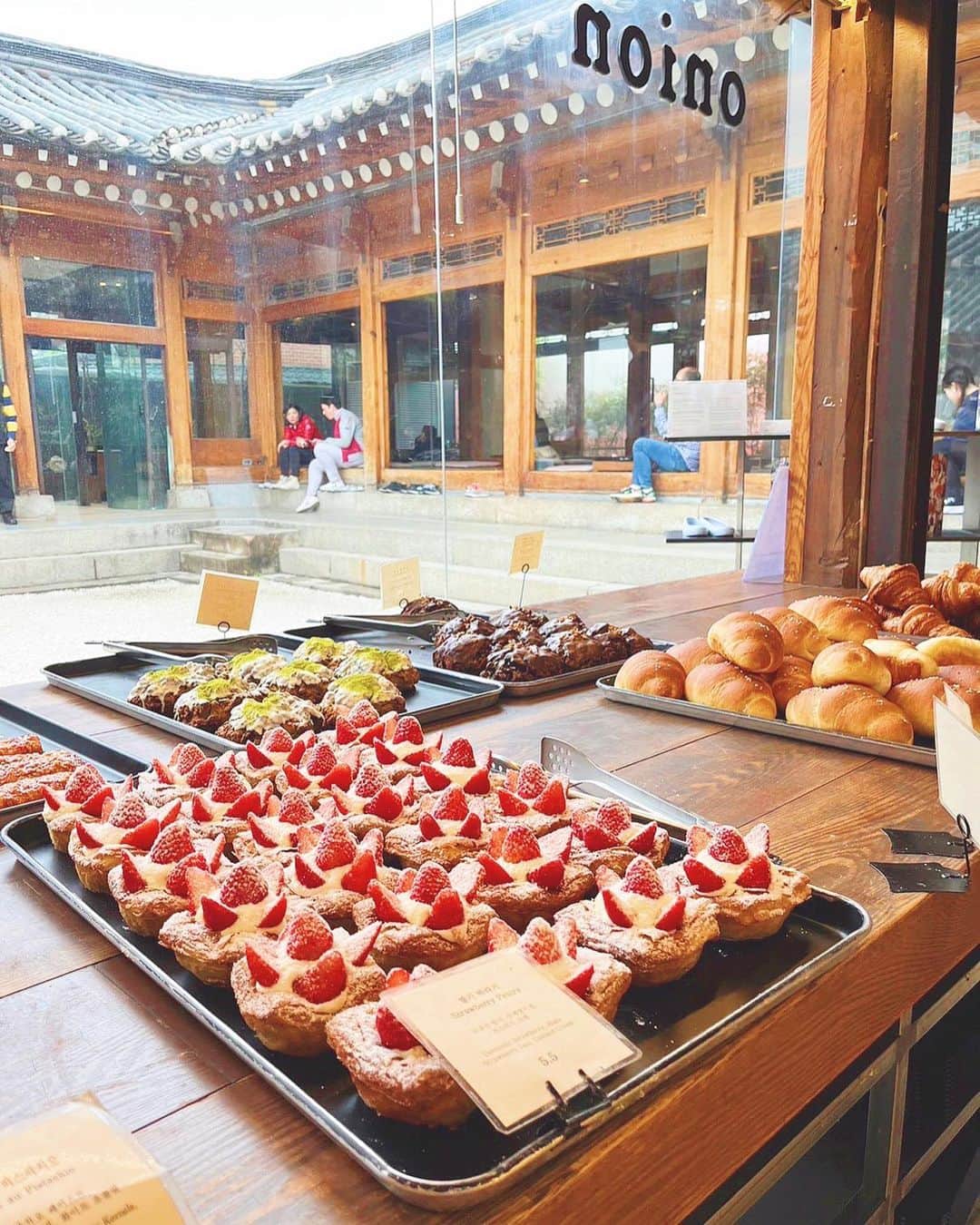 壽老麻衣さんのインスタグラム写真 - (壽老麻衣Instagram)「#ソウル旅行 シリーズ✈️✨ @cafe.onion  韓国の歴史ある建物をリノベーションした素敵なカフェ☕️ SNSでも話題という、粉砂糖がたっっぷりかかったパンドーロもいただきました！ 美味でした…！🤤🤍(写真3、4枚目)  外国人観光客も多く、開店から1、2時間後には長蛇の列が…⚡️ 大人気のお店でした👀  3月に大邱に行ったときも感じましたが、 韓国には、まるでドラマに出てくるような素敵なカフェが街のあちこちにあって、カフェ好きにはたまらない場所…！🥺✨ 他にもいろいろなカフェに行ったのでまたアップします☕️🤍」5月3日 21時06分 - maijuro