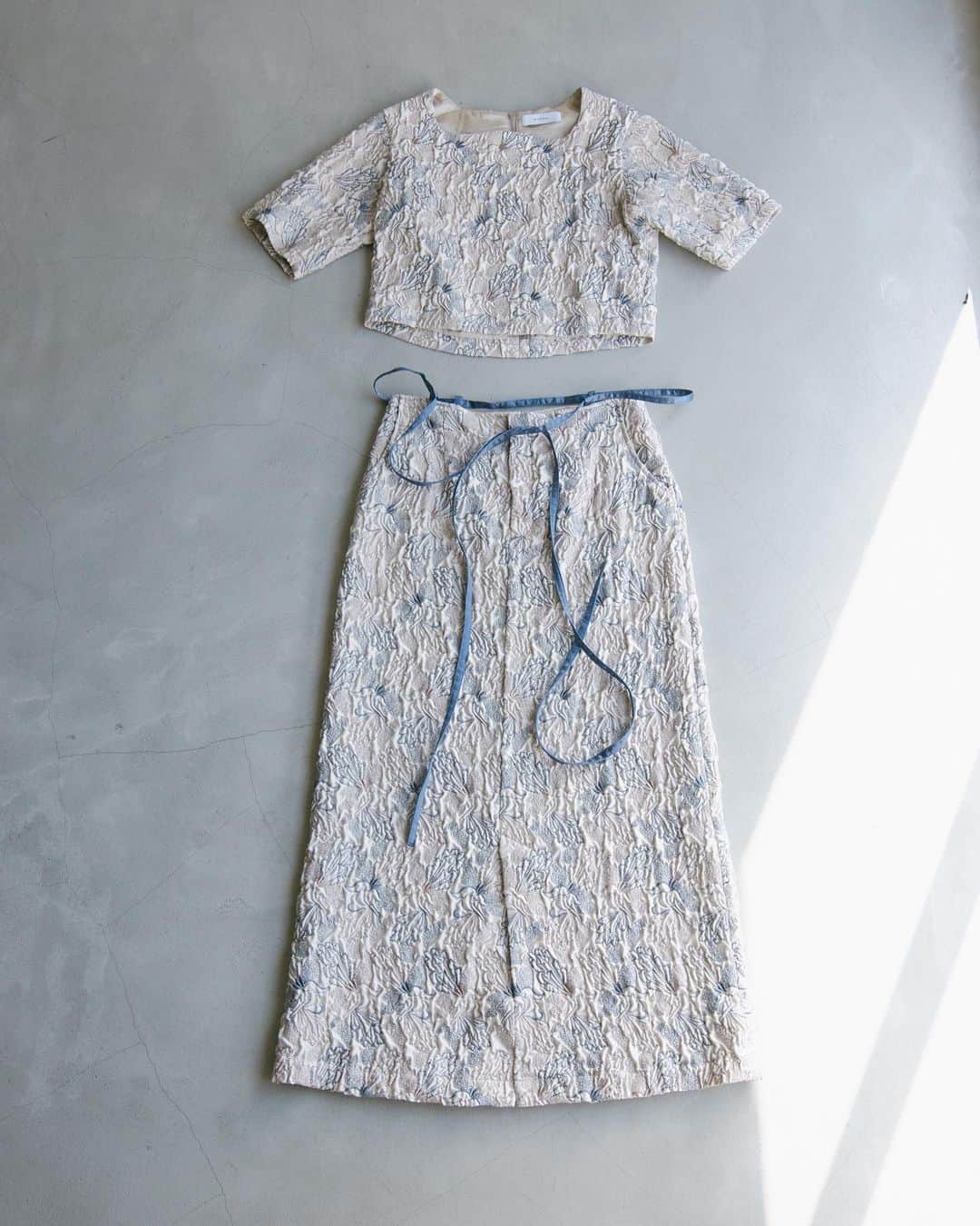 M U R R A Lのインスタグラム：「2023 Spring Summer Collection  NUDE  一見ジャガードに見える生地は収縮刺繍という刺繍技術を用いて表現。 糸量の打ち込み本数、凹凸による柄の立体感は近くで見れば見るほど美しい。  モチーフには鉱石をセレクト。 収縮刺繍の立体感も相まって鉱石柄の表情がより豊かにテキスタイルとして表現されています。  #MURRAL #23SS #NUDE」