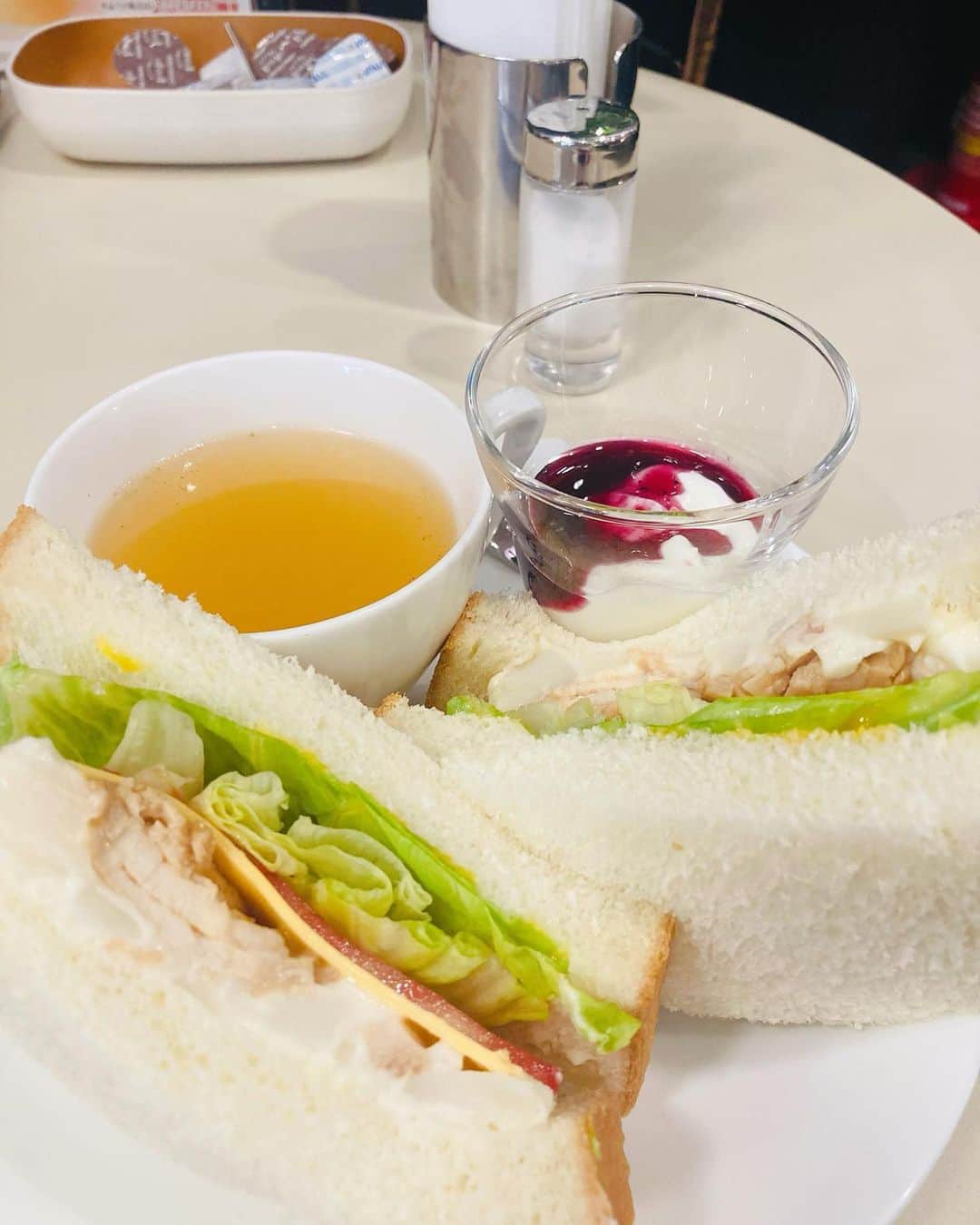 ぽんぬのインスタグラム：「最後まで具がたっぷりだったサンドイッチ。  #食」