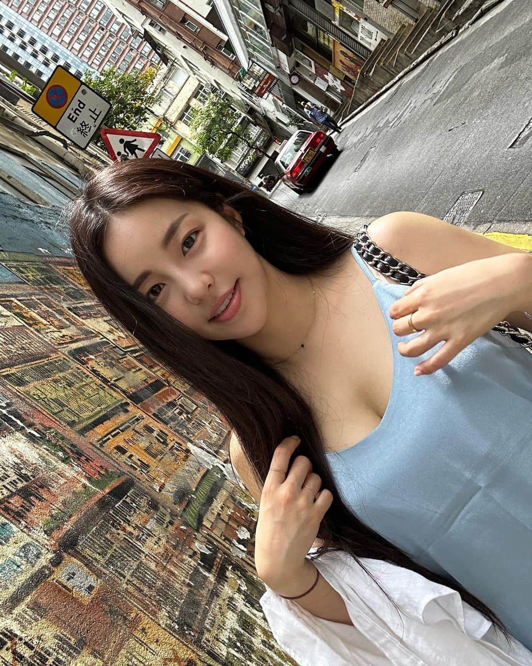 ナム・ユジョンのインスタグラム：「HK day 1 🇭🇰 with 브브걸 유정!」