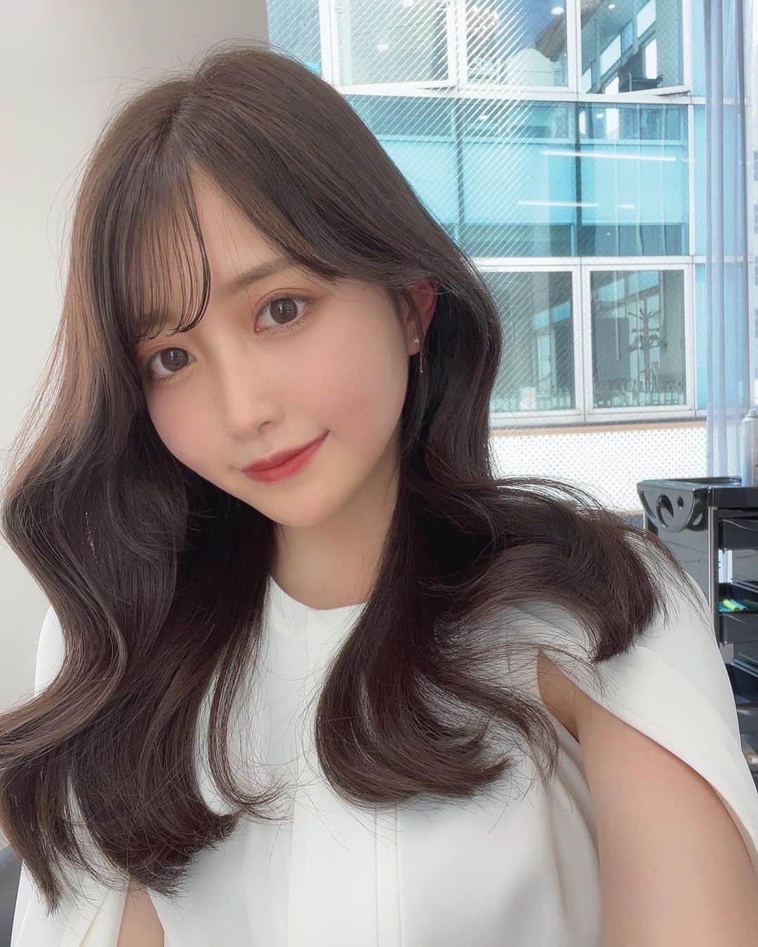 のインスタグラム：「この日のカラコンは LARMEのトリュフモカ☕️ トリュフモカは赤みをとことん抑えた裸眼系カラコンで こっそり盛れる🐻‍❄️ @queeneyes_official ♡  ヘアセットは少し前ですが、 @teru0801votan さんにしていただいたときのです🪞 いつもありがとうございます  #クイーンアイズ #ラルムメルティシリーズ #カラコン #トリュフモカ」